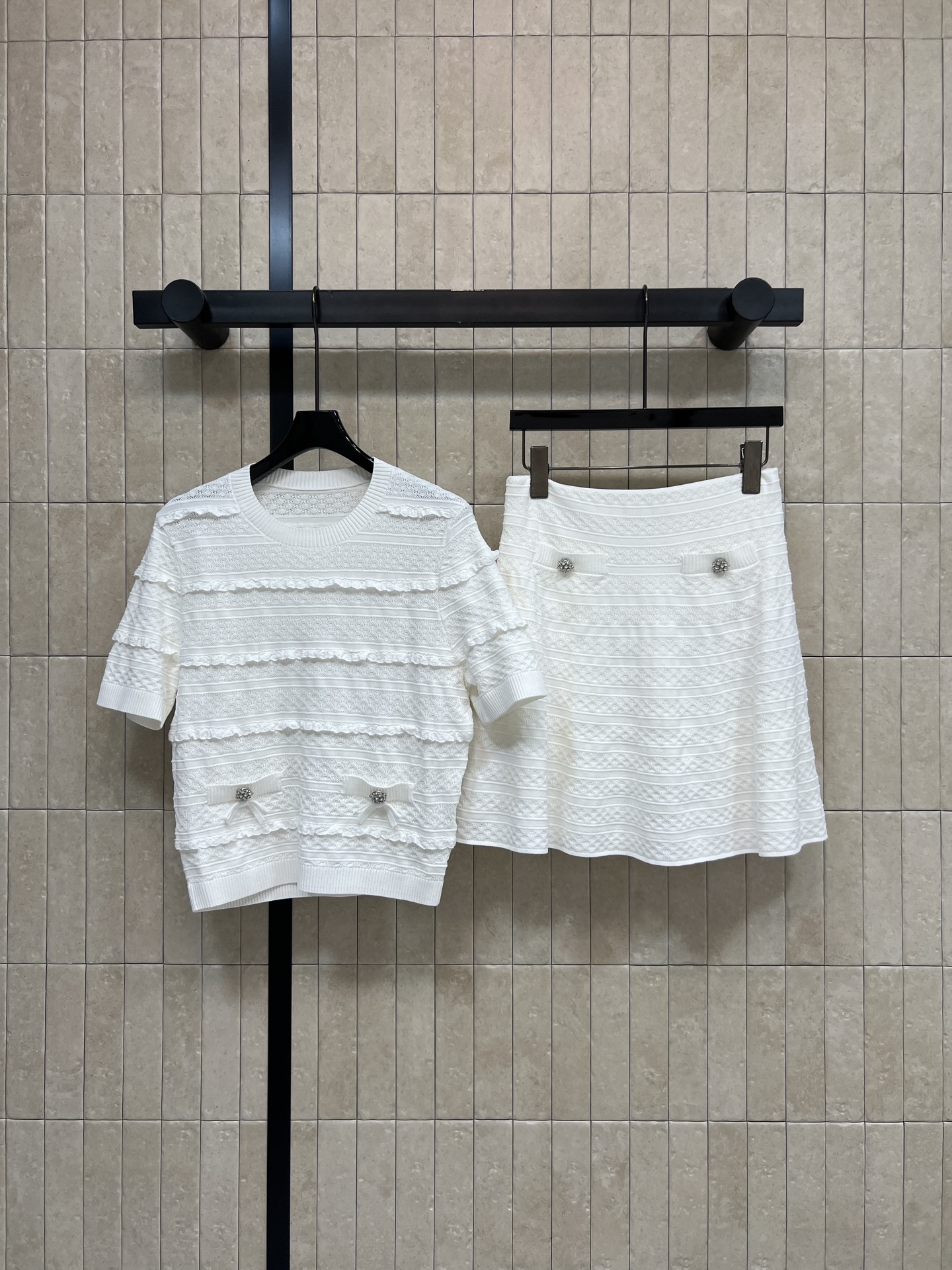 Self家 26春夏新款 白色针织套装 圆领针织上衣+百褶裙 面料有弹性 修身显瘦 上衣层次蕾丝 蝴蝶结