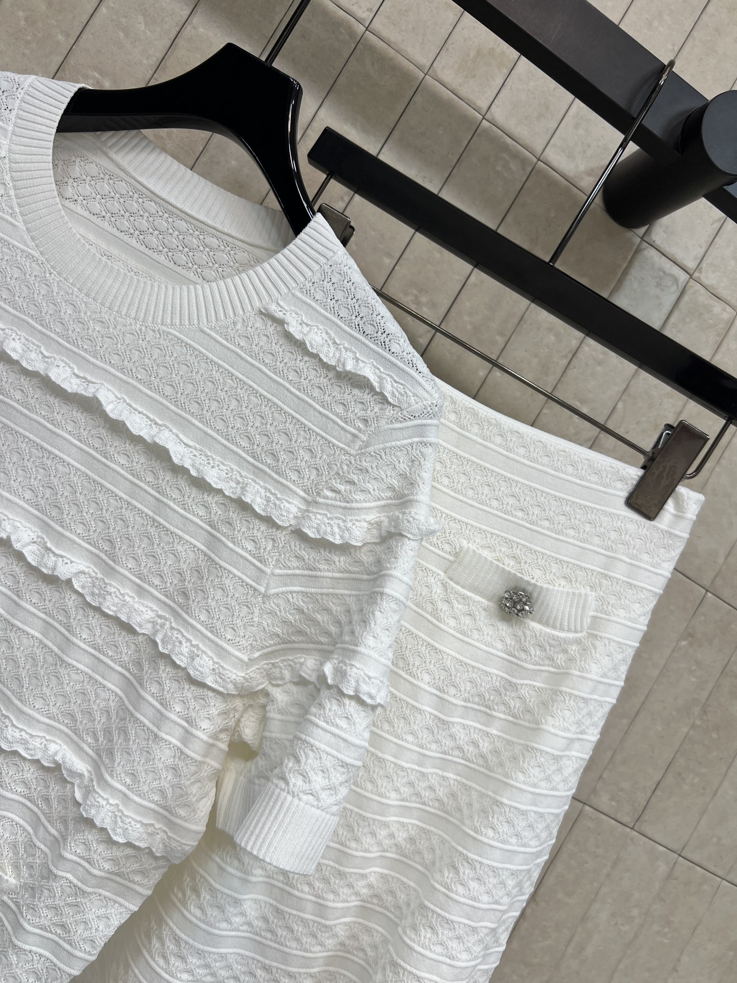 Self家 26春夏新款 白色针织套装 圆领针织上衣+百褶裙 面料有弹性 修身显瘦 上衣层次蕾丝 蝴蝶结