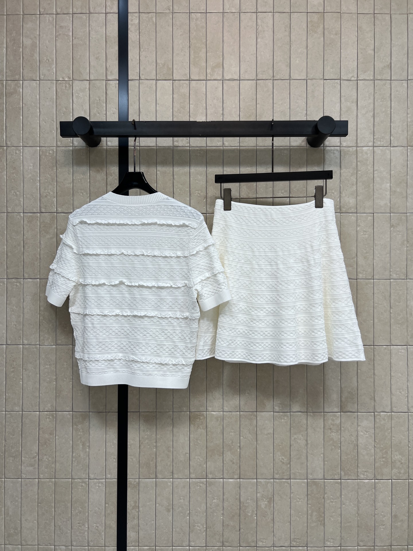 Self家 26春夏新款 白色针织套装 圆领针织上衣+百褶裙 面料有弹性 修身显瘦 上衣层次蕾丝 蝴蝶结