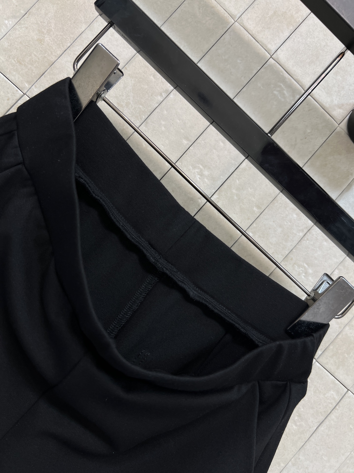 C家 26春夏新款 黑色微喇裤 黑色纯棉面料 舒适又时髦 后侧白色双C刺绣超有辨识度 微喇裤型修饰腿型 