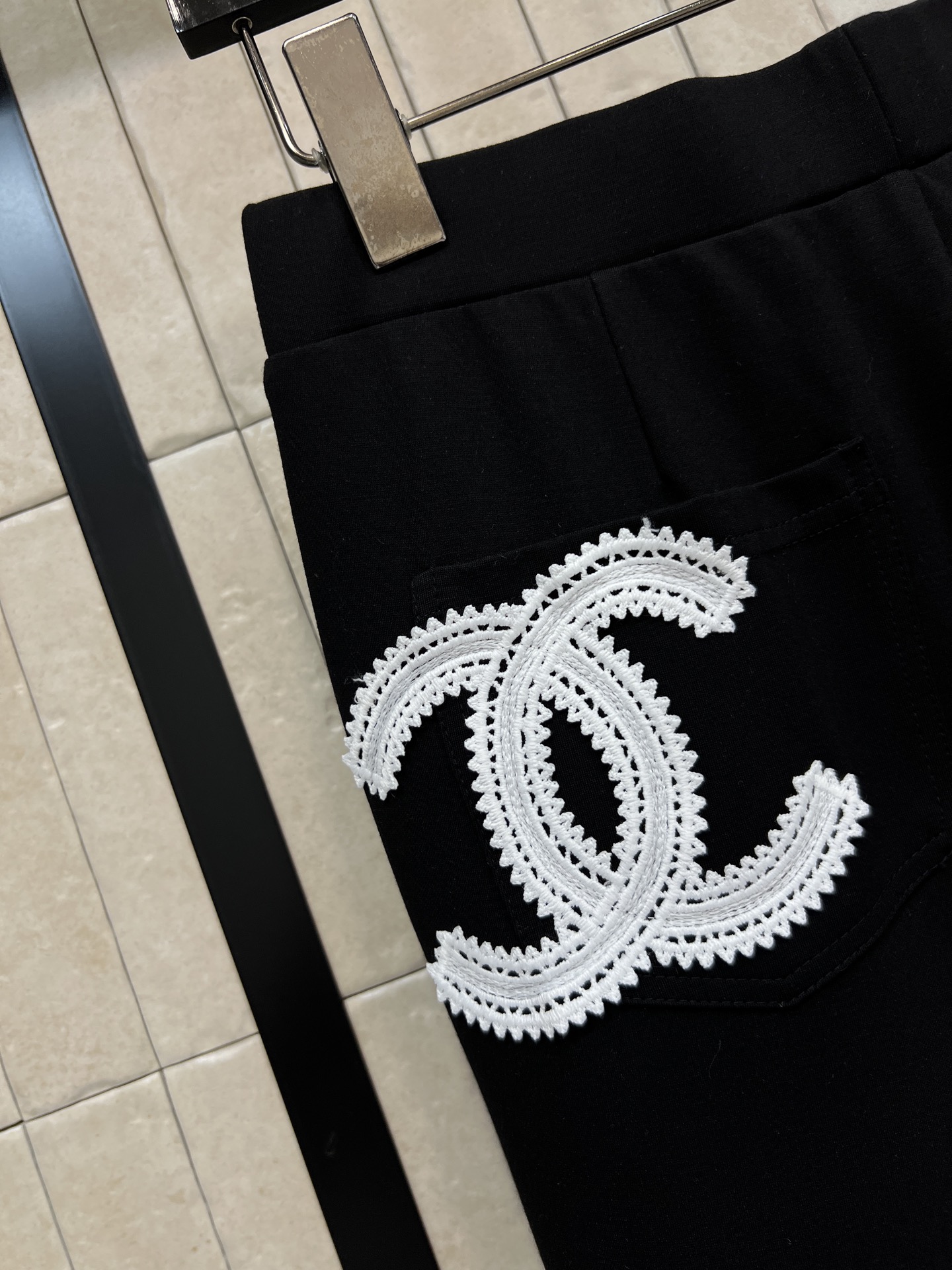 C家 26春夏新款 黑色微喇裤 黑色纯棉面料 舒适又时髦 后侧白色双C刺绣超有辨识度 微喇裤型修饰腿型 