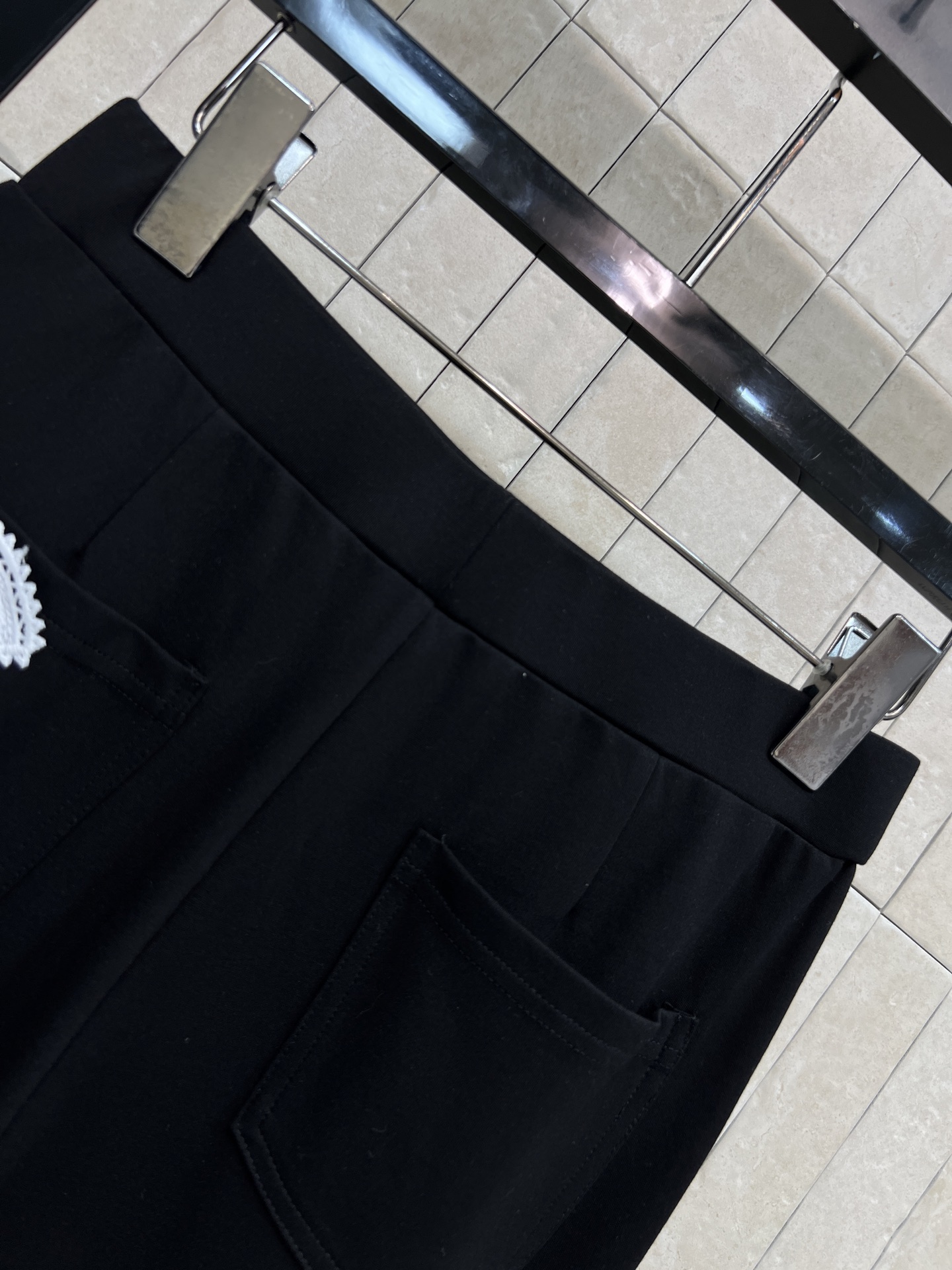 C家 26春夏新款 黑色微喇裤 黑色纯棉面料 舒适又时髦 后侧白色双C刺绣超有辨识度 微喇裤型修饰腿型 