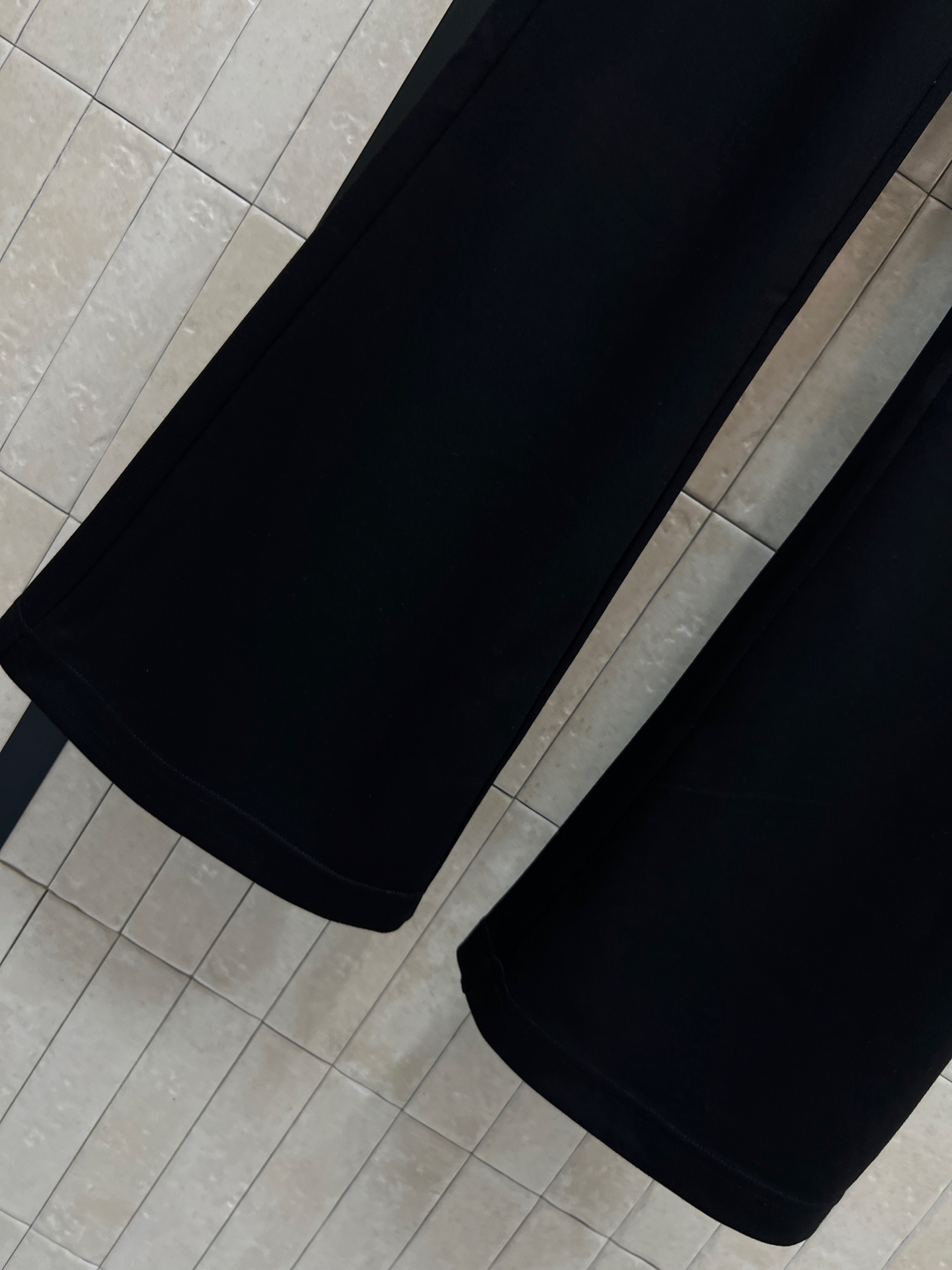 C家 26春夏新款 黑色微喇裤 黑色纯棉面料 舒适又时髦 后侧白色双C刺绣超有辨识度 微喇裤型修饰腿型 