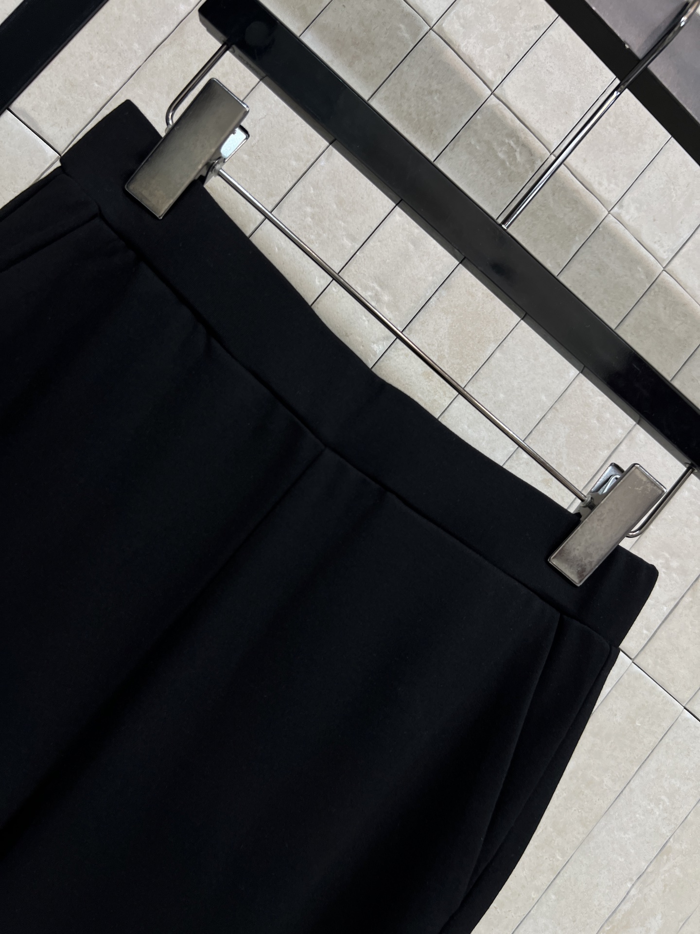 C家 26春夏新款 黑色微喇裤 黑色纯棉面料 舒适又时髦 后侧白色双C刺绣超有辨识度 微喇裤型修饰腿型 