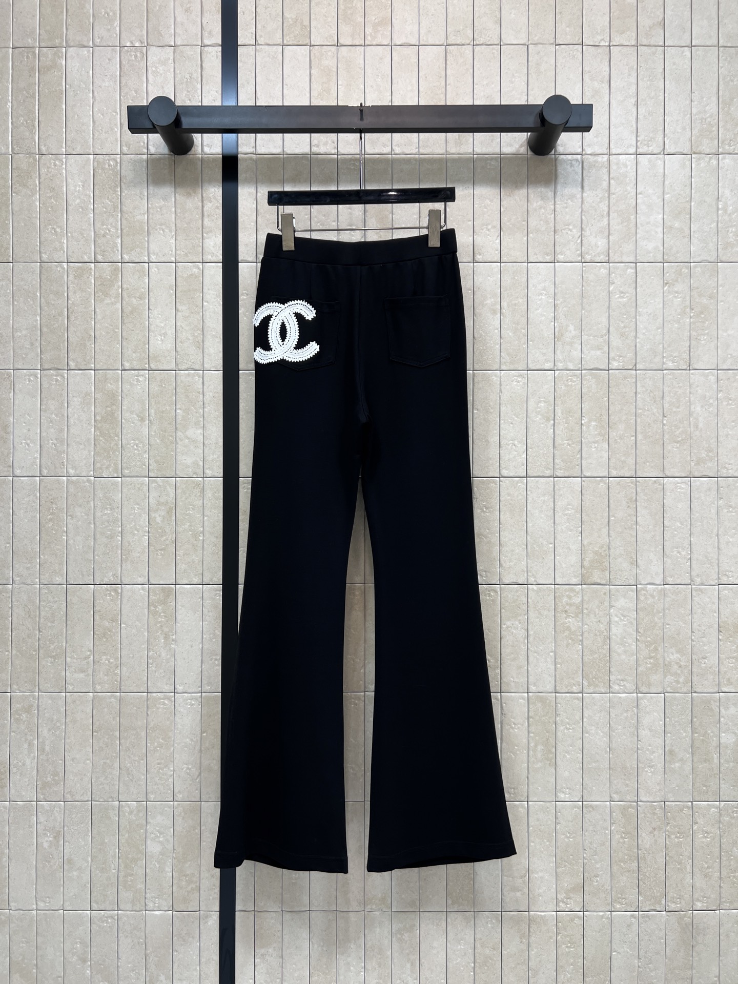 C家 26春夏新款 黑色微喇裤 黑色纯棉面料 舒适又时髦 后侧白色双C刺绣超有辨识度 微喇裤型修饰腿型 