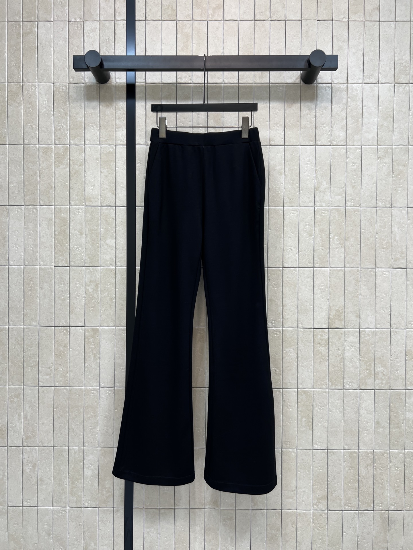 C家 26春夏新款 黑色微喇裤 黑色纯棉面料 舒适又时髦 后侧白色双C刺绣超有辨识度 微喇裤型修饰腿型 