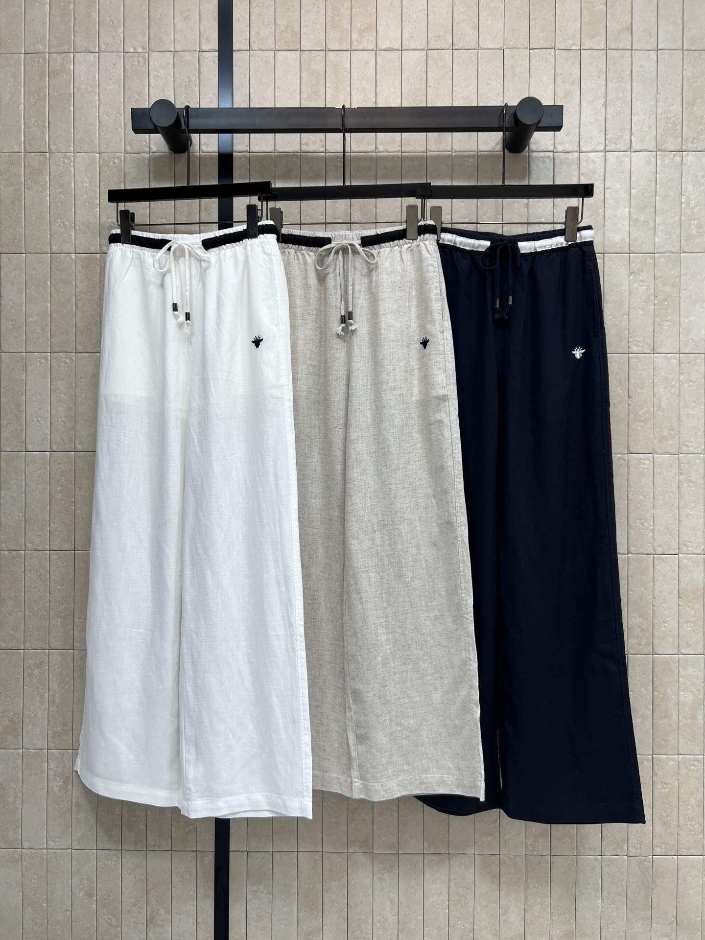 D家 26春夏新款 亚麻阔腿裤 轻薄透气的亚麻面料 高腰+松紧抽绳设计 显瘦又包容各种身材 宽松直筒裤型