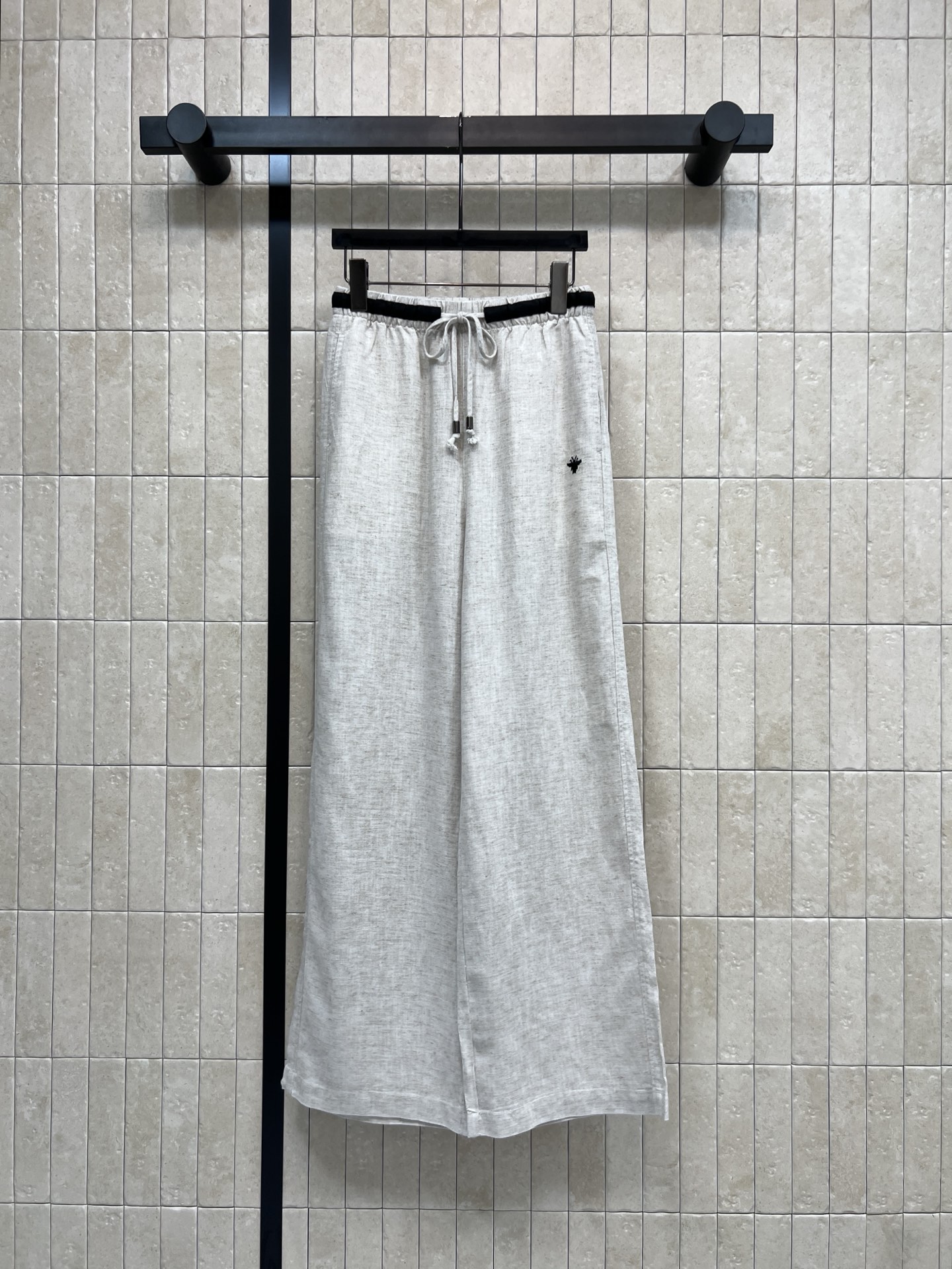 D家 26春夏新款 亚麻阔腿裤 轻薄透气的亚麻面料 高腰+松紧抽绳设计 显瘦又包容各种身材 宽松直筒裤型