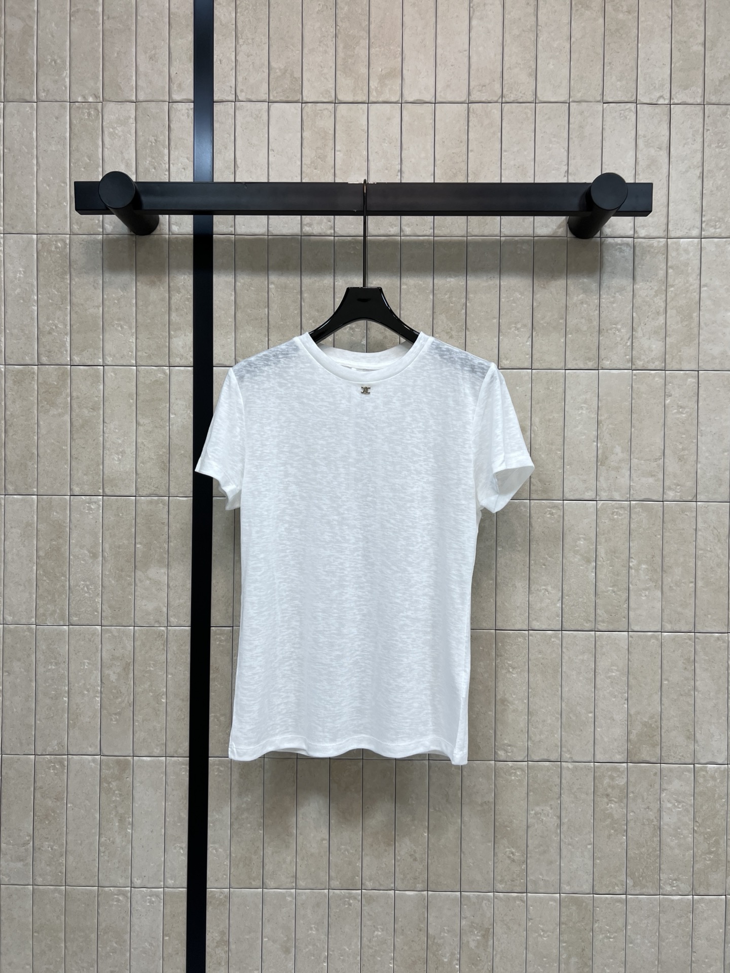 C家 26春夏新款 正肩短袖T恤 采用轻薄透气面料 圆领+正肩剪裁 修饰肩部线条 显身形更挺拔 领口双C