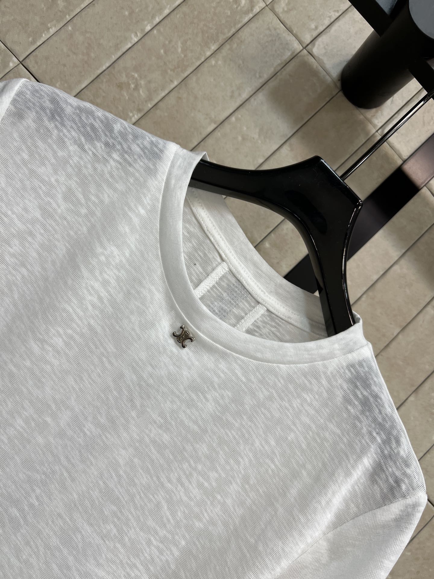 C家 26春夏新款 正肩短袖T恤 采用轻薄透气面料 圆领+正肩剪裁 修饰肩部线条 显身形更挺拔 领口双C