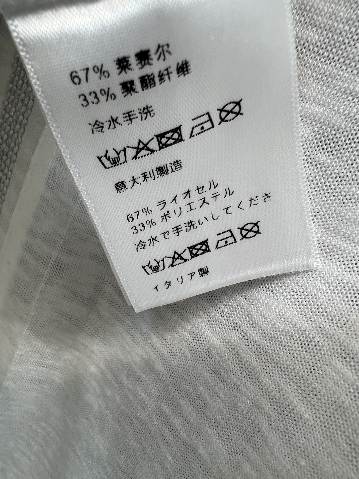 C家 26春夏新款 正肩短袖T恤 采用轻薄透气面料 圆领+正肩剪裁 修饰肩部线条 显身形更挺拔 领口双C