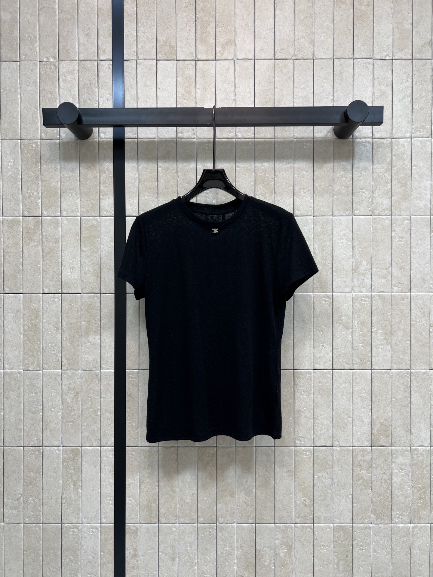 C家 26春夏新款 正肩短袖T恤 采用轻薄透气面料 圆领+正肩剪裁 修饰肩部线条 显身形更挺拔 领口双C