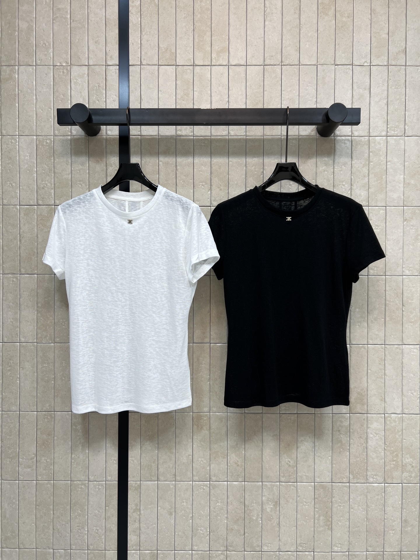 C家 26春夏新款 正肩短袖T恤 采用轻薄透气面料 圆领+正肩剪裁 修饰肩部线条 显身形更挺拔 领口双C