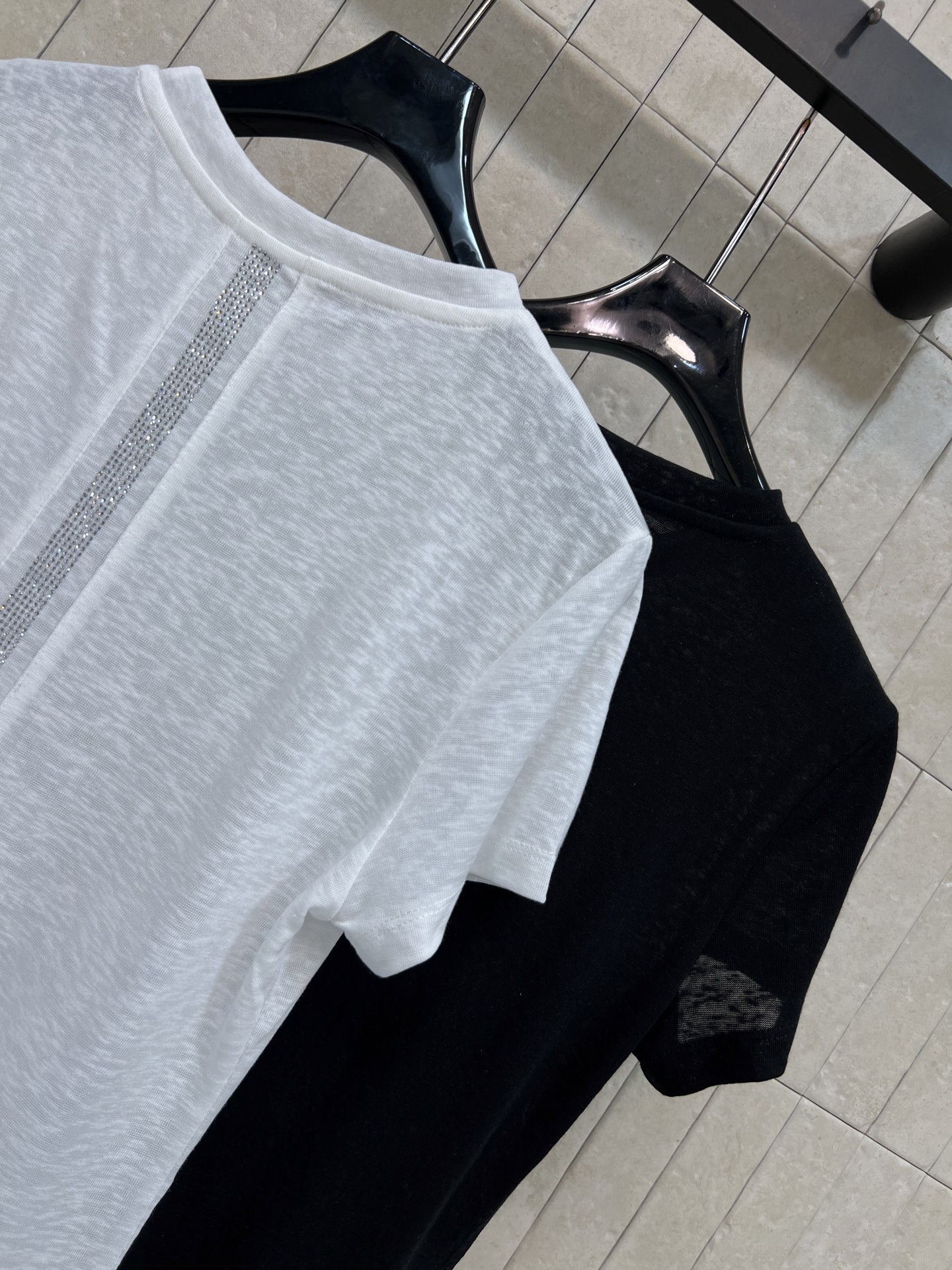 C家 26春夏新款 正肩短袖T恤 采用轻薄透气面料 圆领+正肩剪裁 修饰肩部线条 显身形更挺拔 领口双C