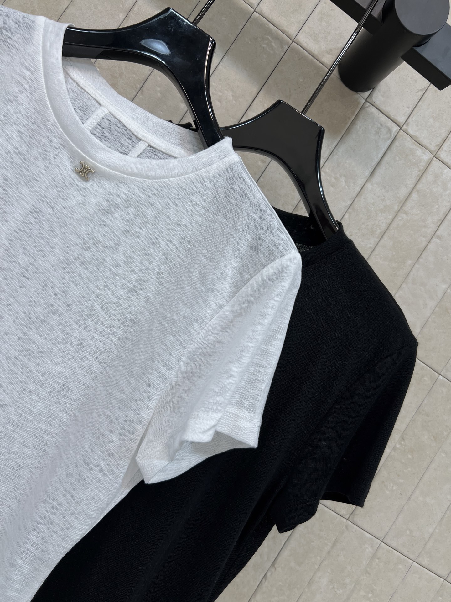 C家 26春夏新款 正肩短袖T恤 采用轻薄透气面料 圆领+正肩剪裁 修饰肩部线条 显身形更挺拔 领口双C