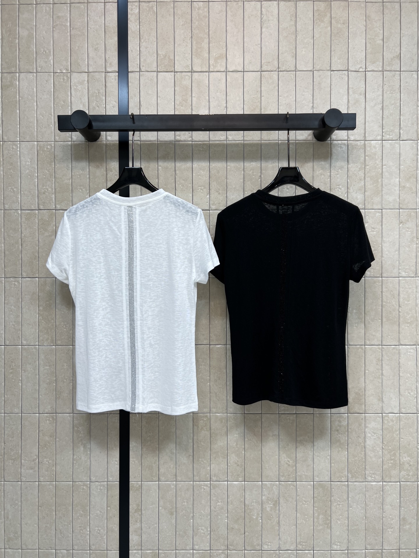 C家 26春夏新款 正肩短袖T恤 采用轻薄透气面料 圆领+正肩剪裁 修饰肩部线条 显身形更挺拔 领口双C