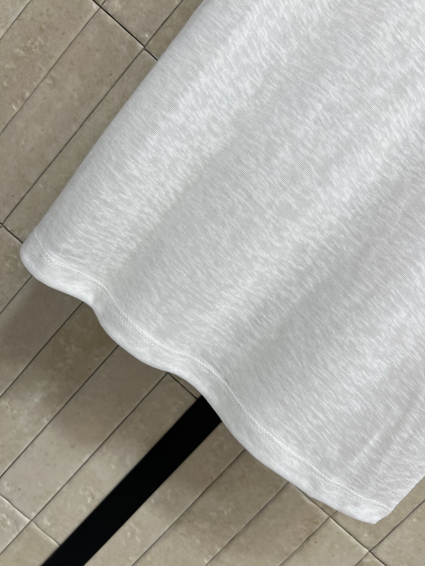 C家 26春夏新款 正肩短袖T恤 采用轻薄透气面料 圆领+正肩剪裁 修饰肩部线条 显身形更挺拔 领口双C