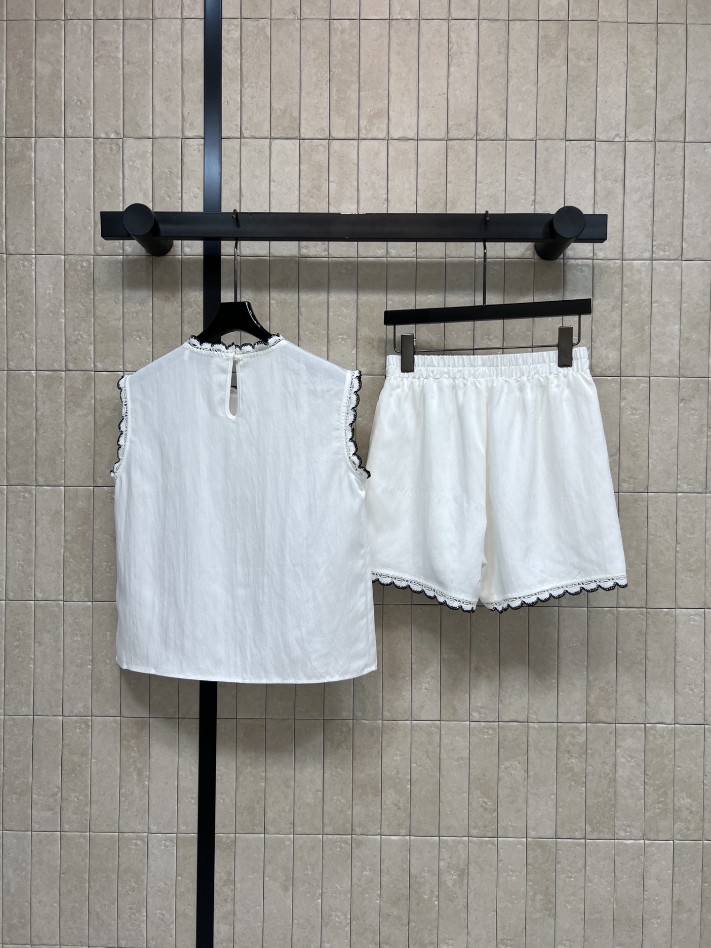 MIU家 26春夏新款 无袖上衣套装 圆领无袖上衣+高腰短款 撞色蕾丝波浪花边 自带俏皮氛围感 胸口的小