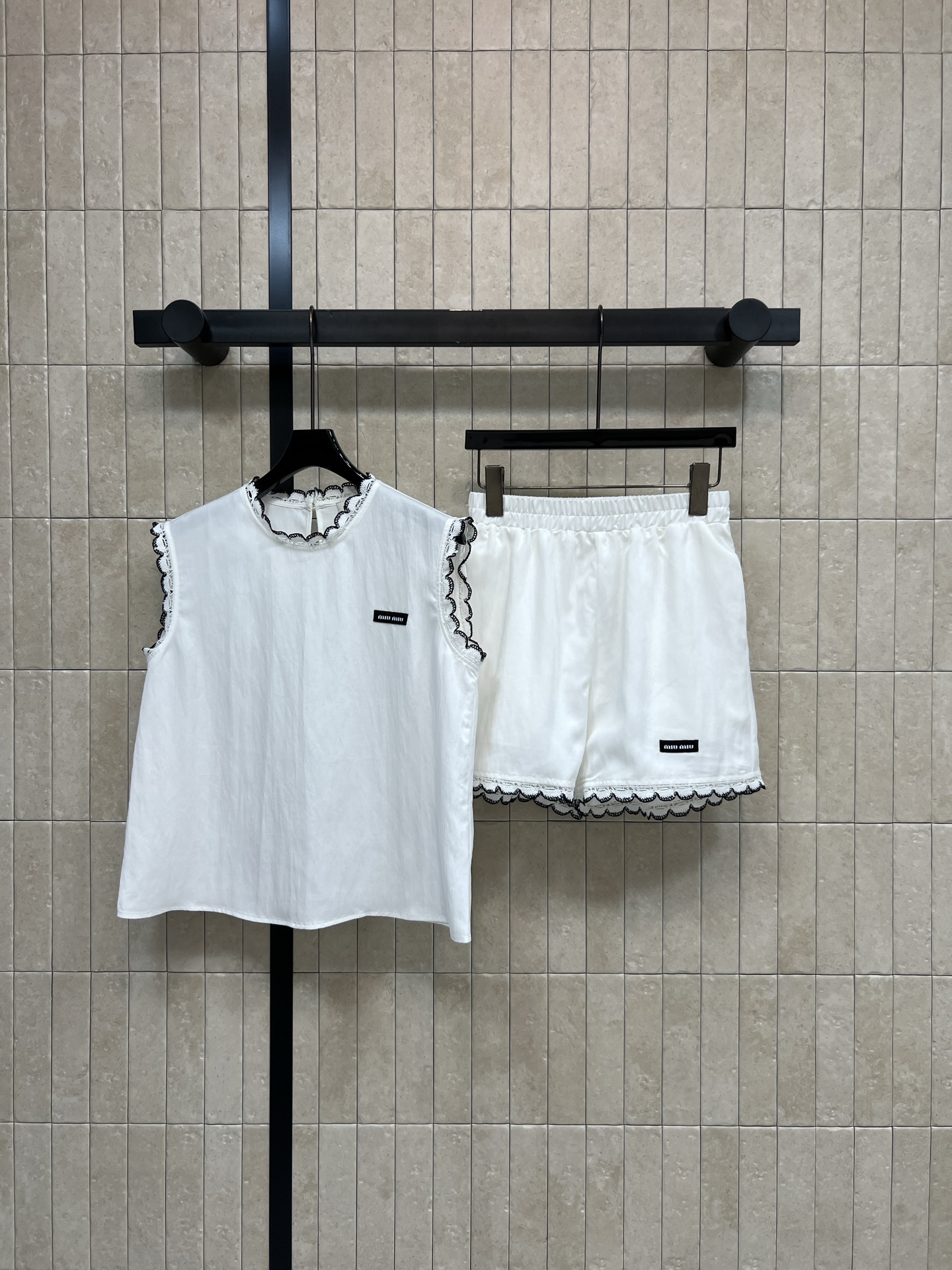 MIU家 26春夏新款 无袖上衣套装 圆领无袖上衣+高腰短款 撞色蕾丝波浪花边 自带俏皮氛围感 胸口的小