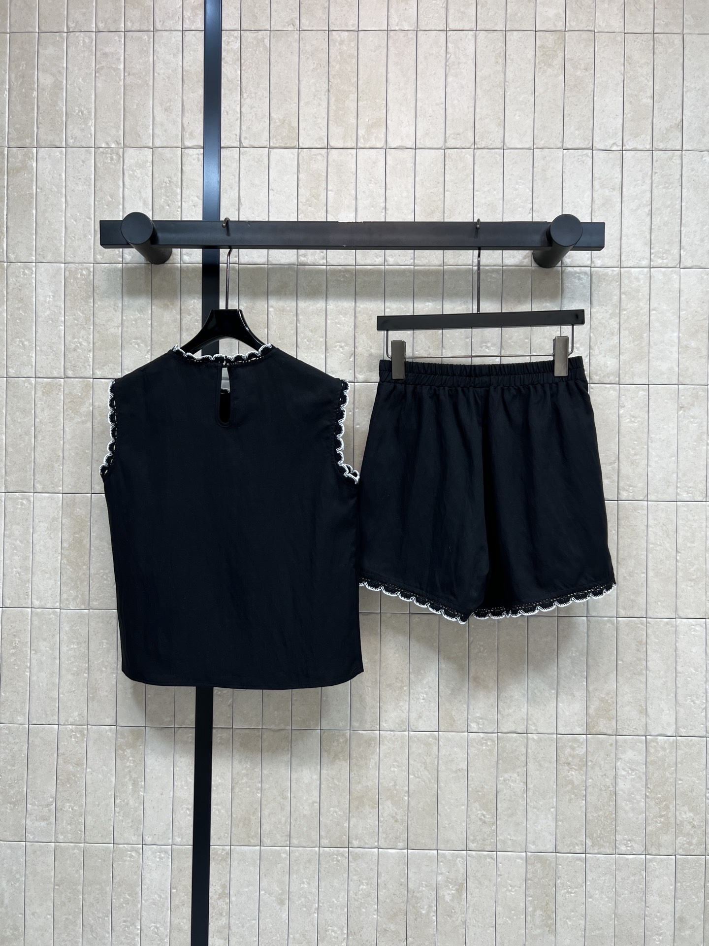 MIU家 26春夏新款 无袖上衣套装 圆领无袖上衣+高腰短款 撞色蕾丝波浪花边 自带俏皮氛围感 胸口的小