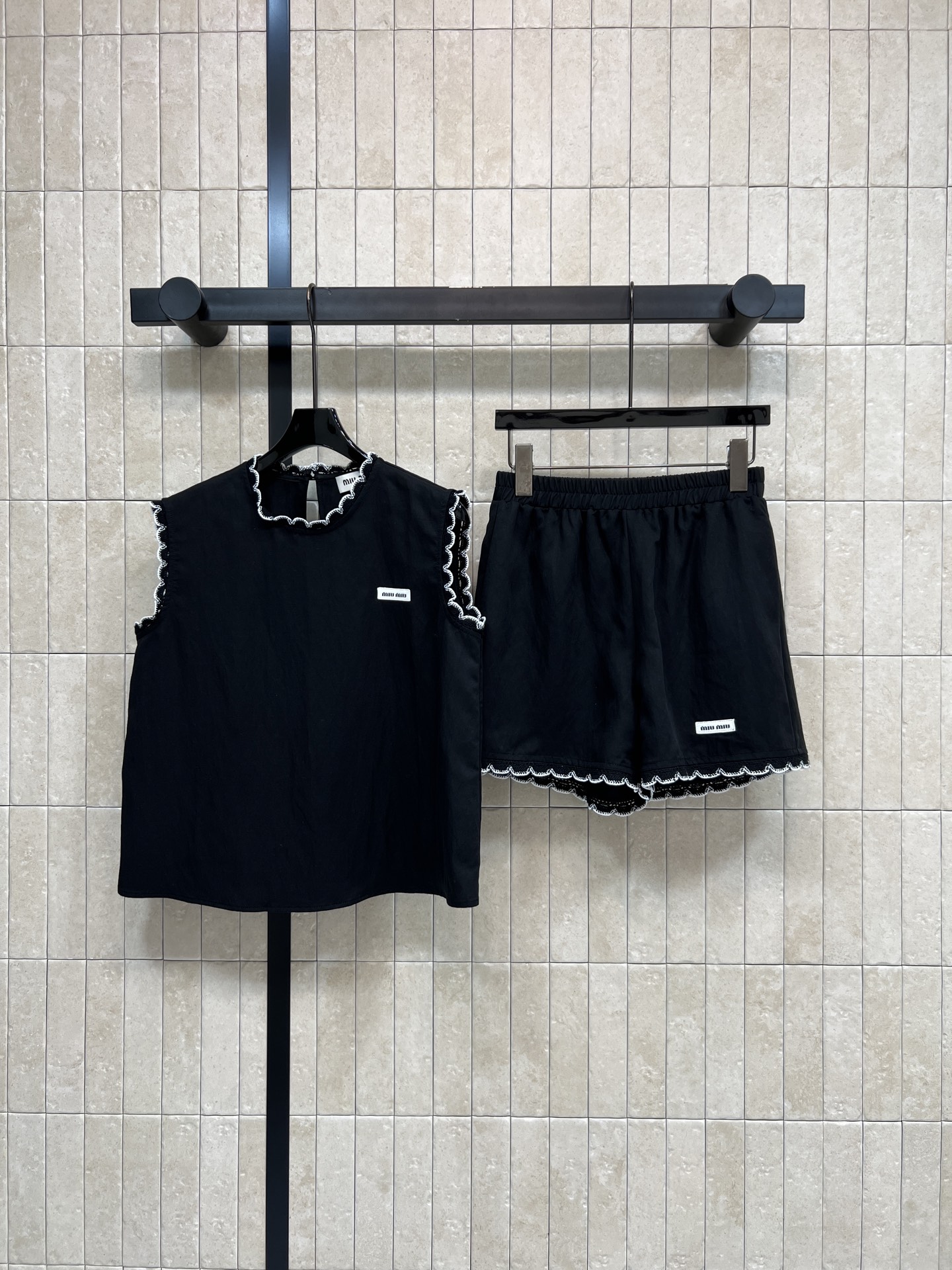 MIU家 26春夏新款 无袖上衣套装 圆领无袖上衣+高腰短款 撞色蕾丝波浪花边 自带俏皮氛围感 胸口的小