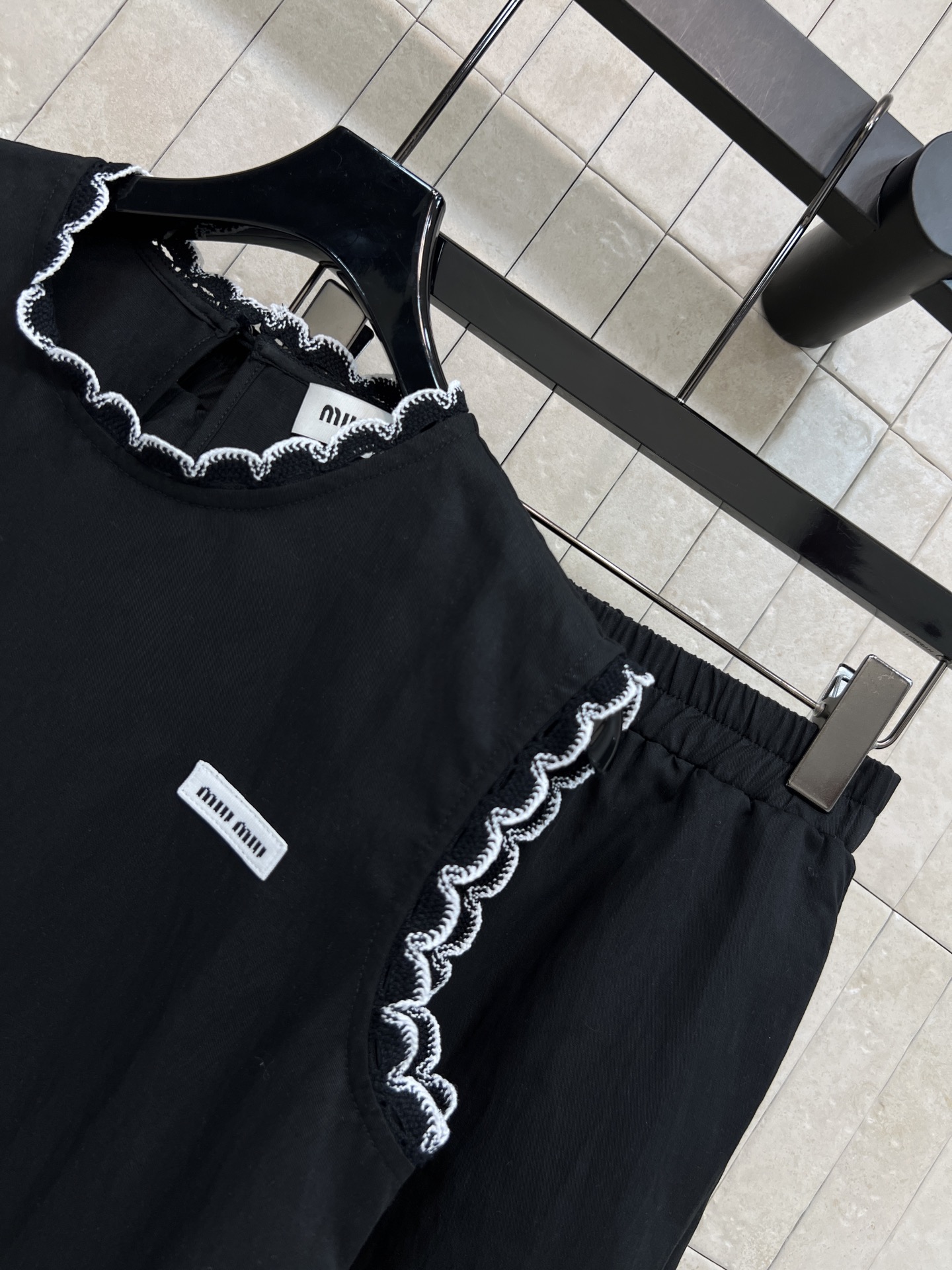 MIU家 26春夏新款 无袖上衣套装 圆领无袖上衣+高腰短款 撞色蕾丝波浪花边 自带俏皮氛围感 胸口的小