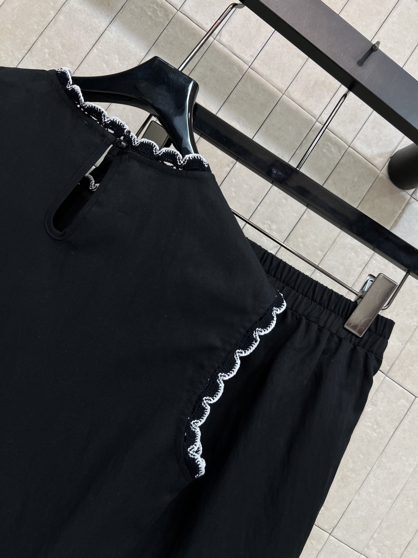 MIU家 26春夏新款 无袖上衣套装 圆领无袖上衣+高腰短款 撞色蕾丝波浪花边 自带俏皮氛围感 胸口的小