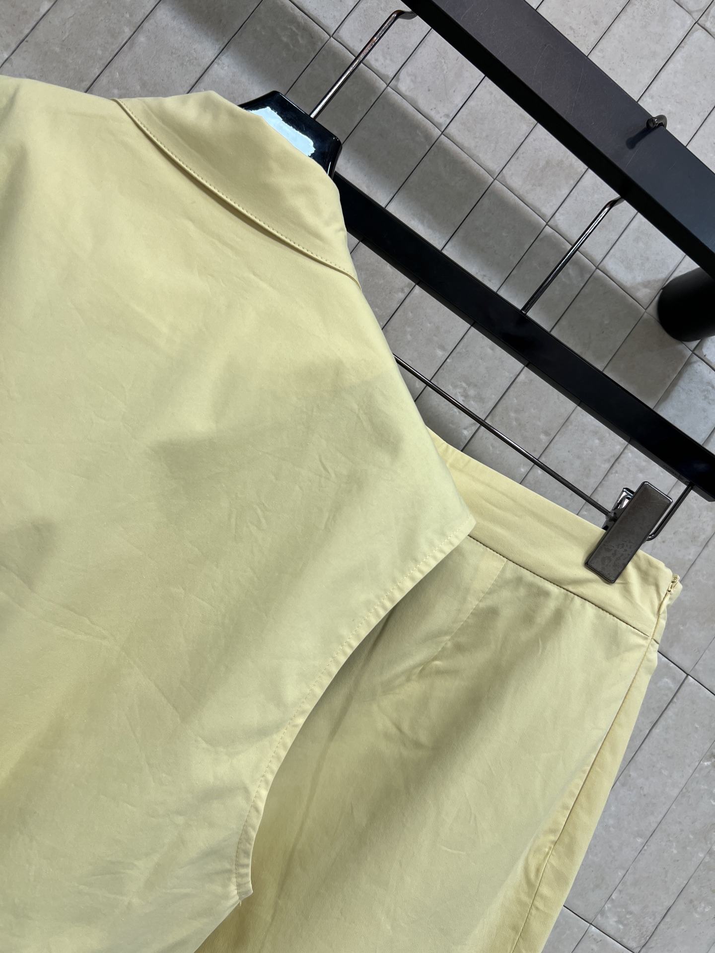 MIU家 26春夏新款 无袖马甲套装 翻领无袖上衣+高腰A字短裙 拉链款设计 下摆松紧抽绳轻松打造高腰线