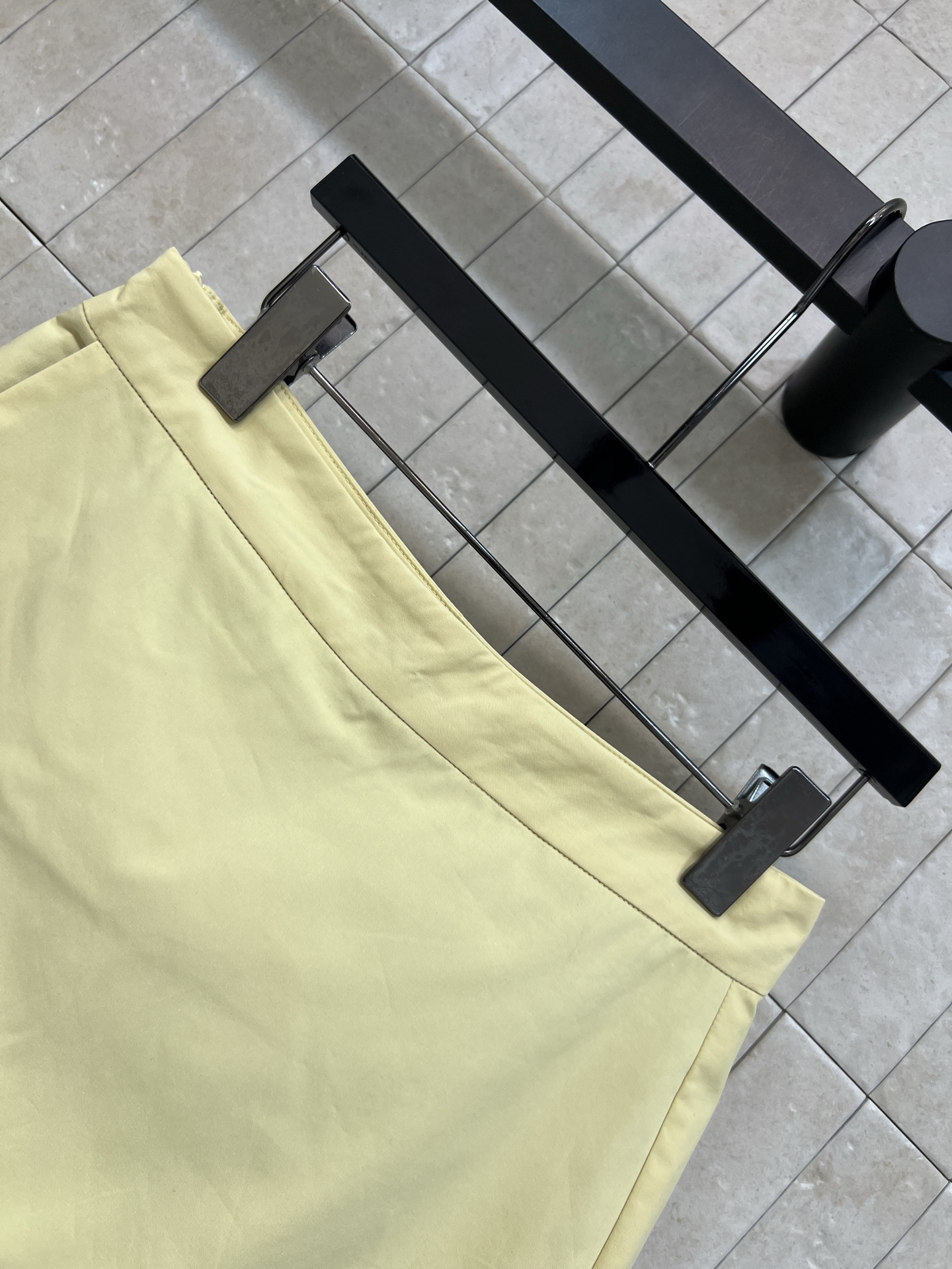 MIU家 26春夏新款 无袖马甲套装 翻领无袖上衣+高腰A字短裙 拉链款设计 下摆松紧抽绳轻松打造高腰线