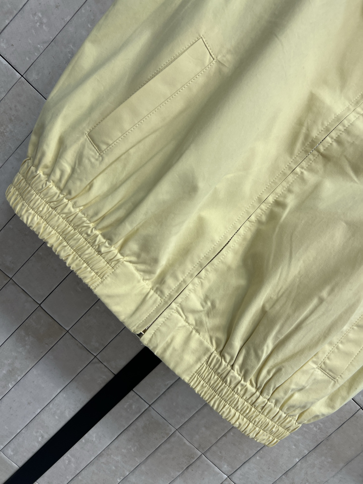 MIU家 26春夏新款 无袖马甲套装 翻领无袖上衣+高腰A字短裙 拉链款设计 下摆松紧抽绳轻松打造高腰线