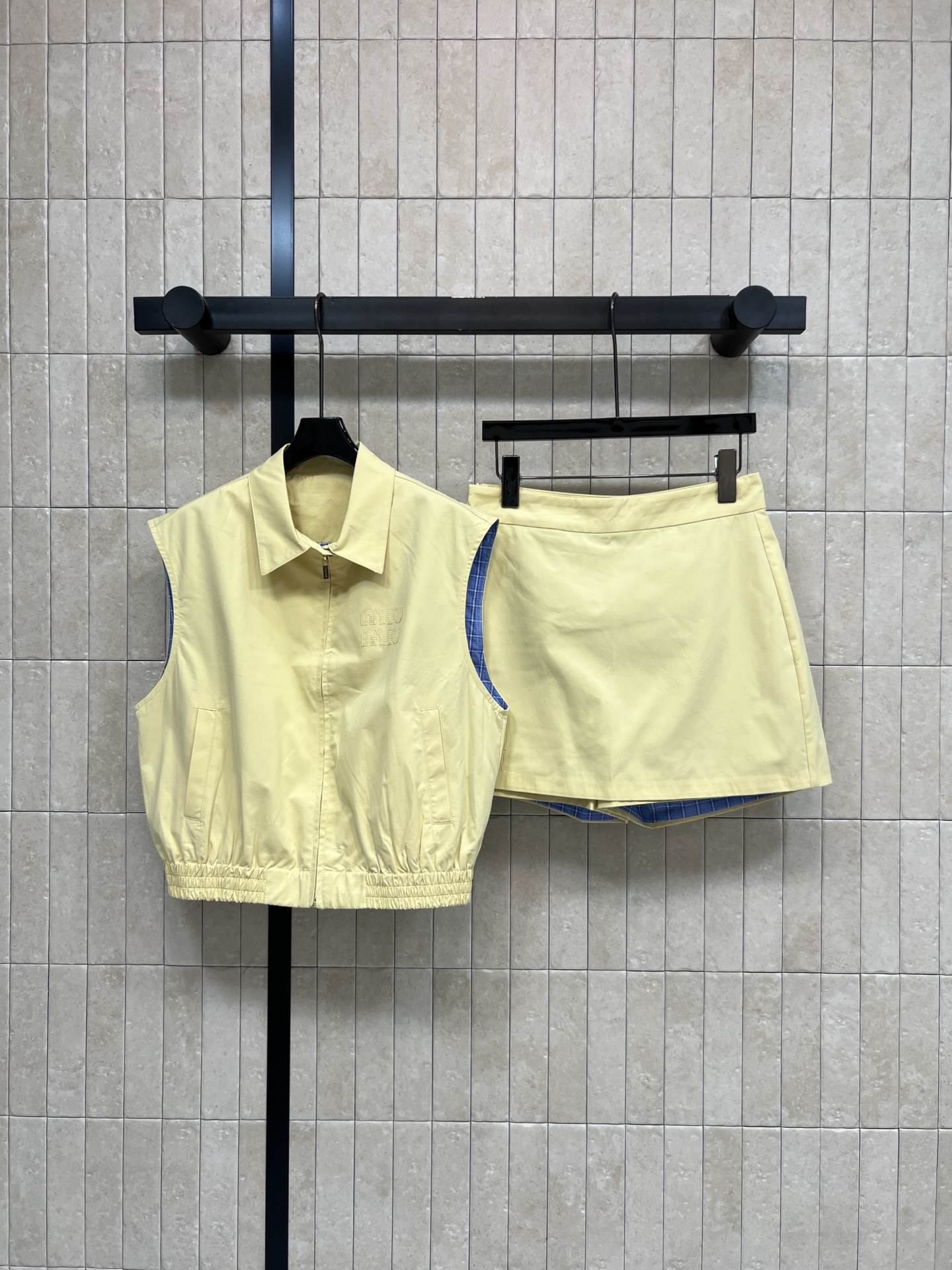 MIU家 26春夏新款 无袖马甲套装 翻领无袖上衣+高腰A字短裙 拉链款设计 下摆松紧抽绳轻松打造高腰线