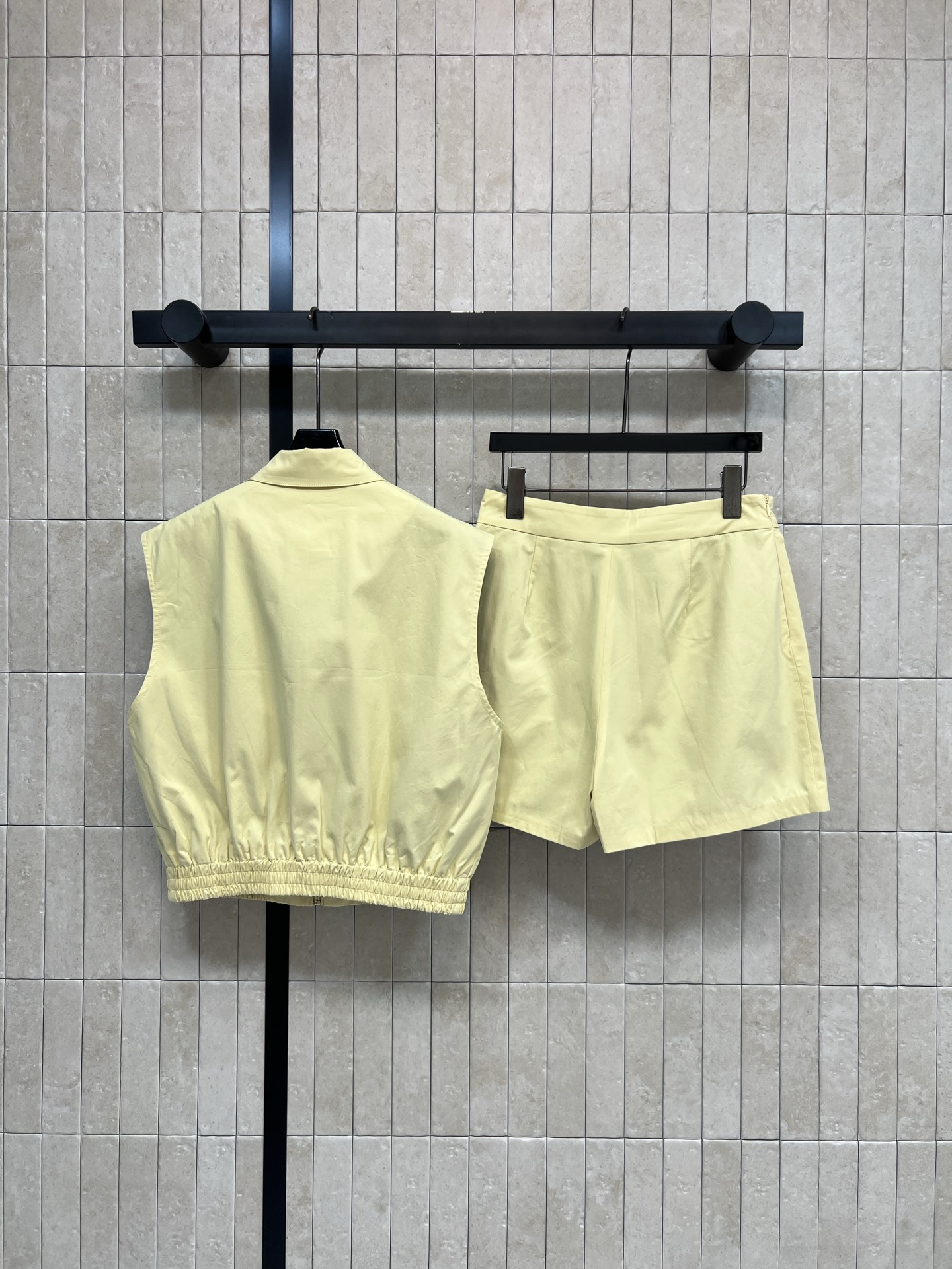 MIU家 26春夏新款 无袖马甲套装 翻领无袖上衣+高腰A字短裙 拉链款设计 下摆松紧抽绳轻松打造高腰线