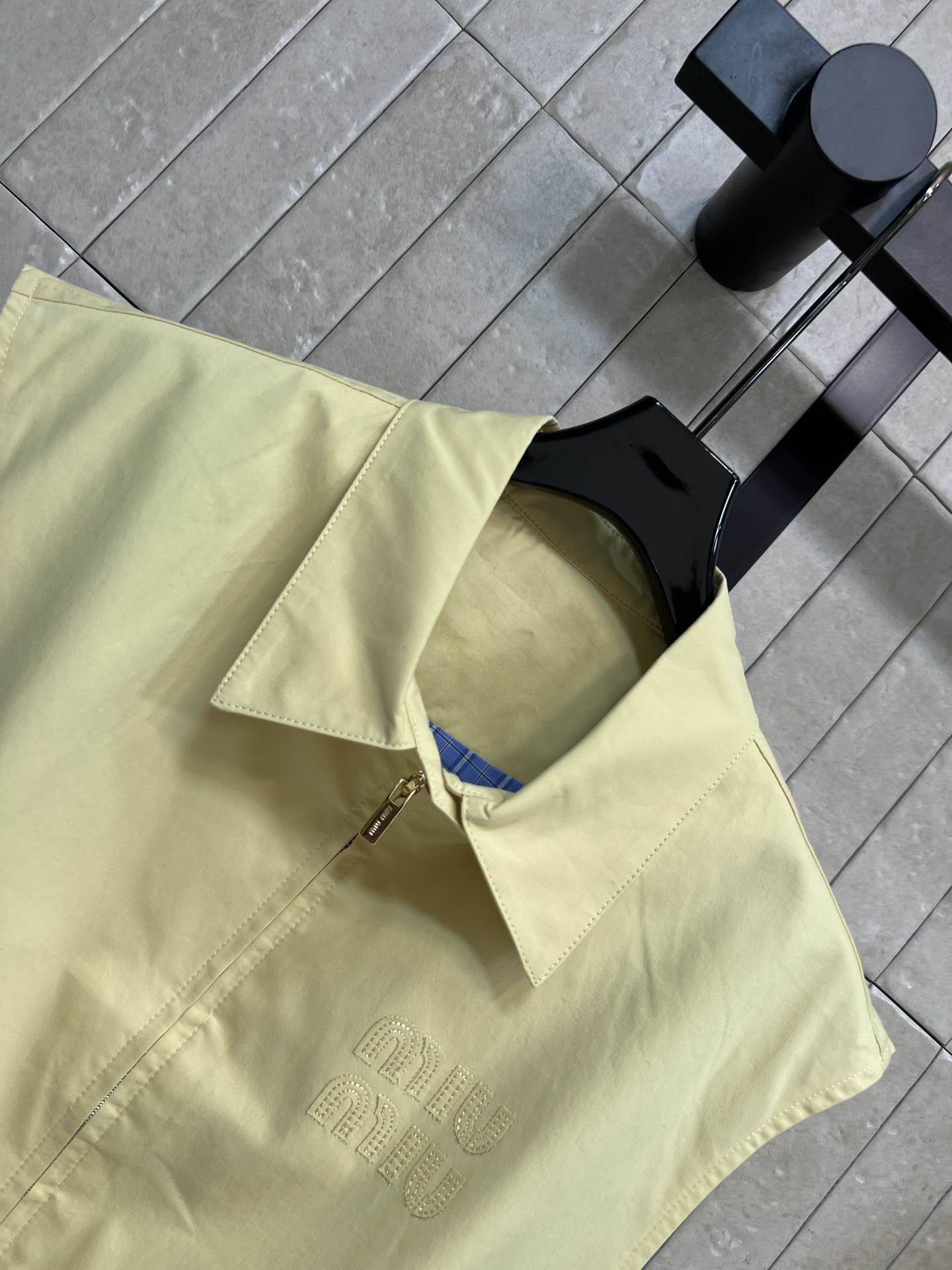 MIU家 26春夏新款 无袖马甲套装 翻领无袖上衣+高腰A字短裙 拉链款设计 下摆松紧抽绳轻松打造高腰线