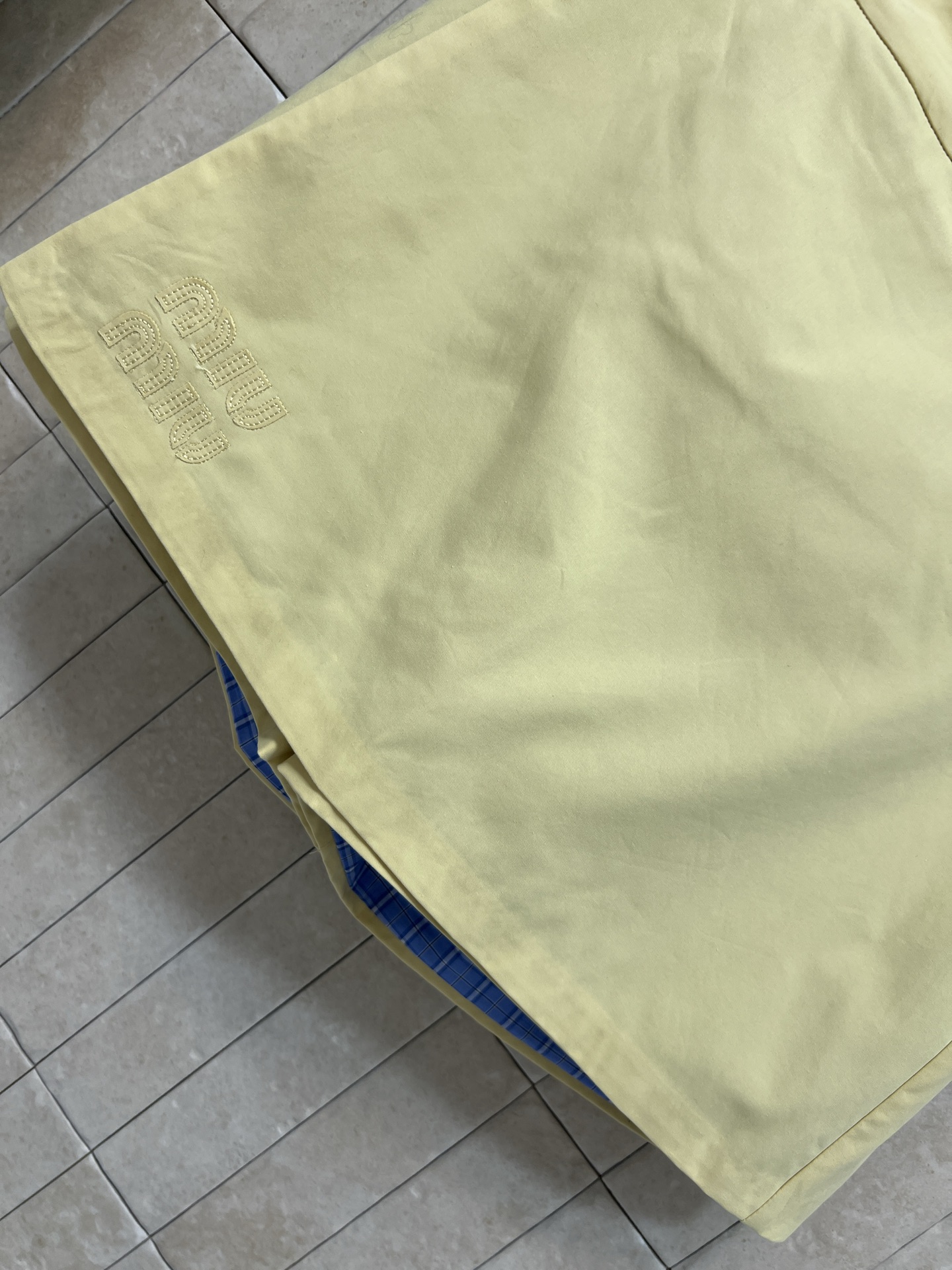 MIU家 26春夏新款 无袖马甲套装 翻领无袖上衣+高腰A字短裙 拉链款设计 下摆松紧抽绳轻松打造高腰线