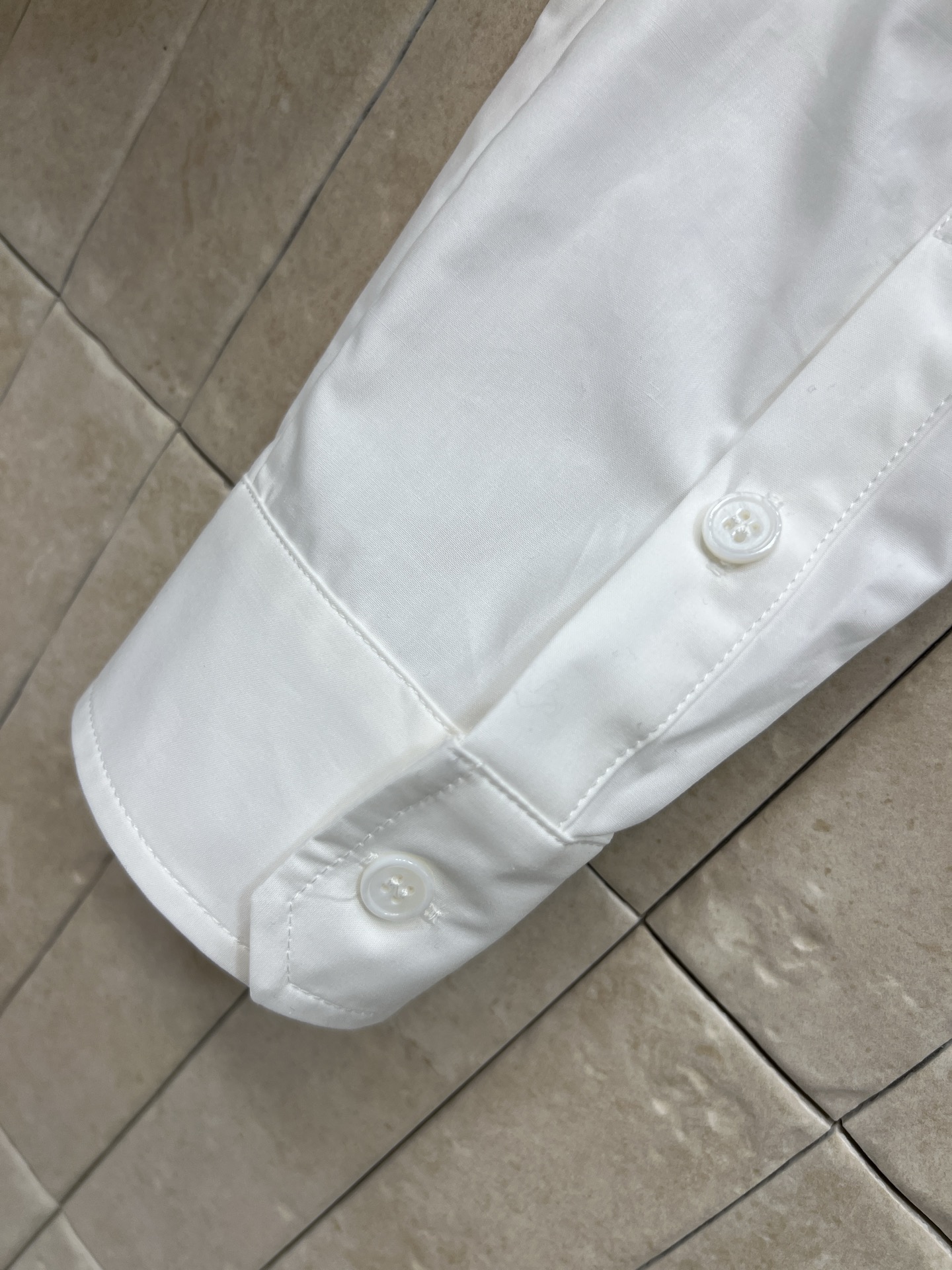 D家 26春夏新款 蝴蝶结白衬衫 经典翻领+黑色蝴蝶结 简约又减龄 短款设计超显高 纯棉面料柔软透气 袖