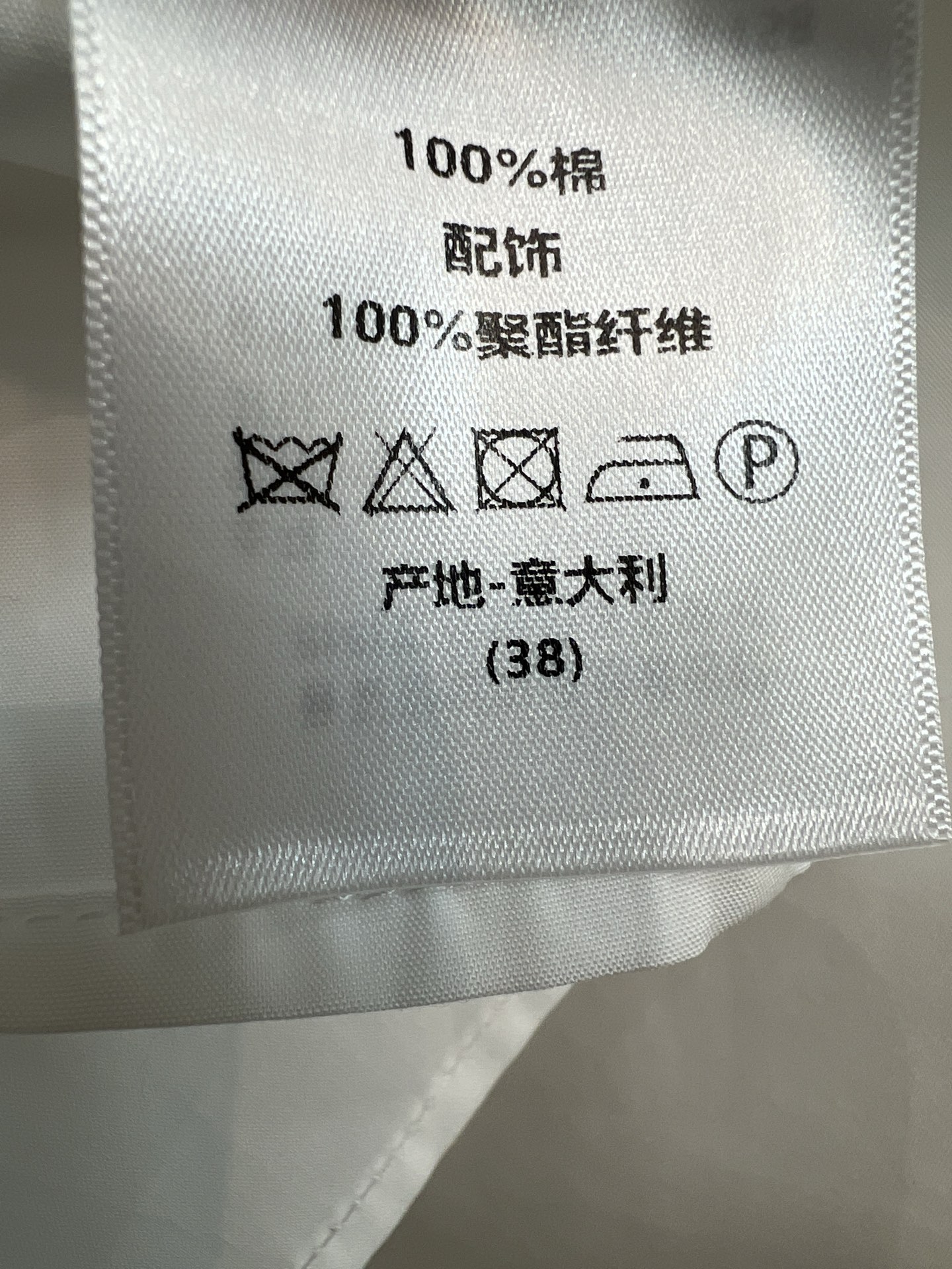 D家 26春夏新款 蝴蝶结白衬衫 经典翻领+黑色蝴蝶结 简约又减龄 短款设计超显高 纯棉面料柔软透气 袖