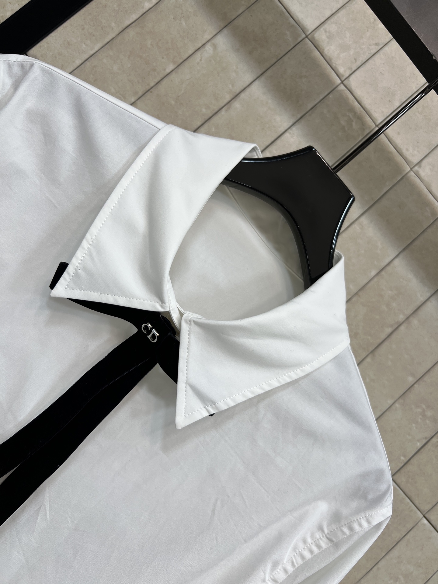 D家 26春夏新款 蝴蝶结白衬衫 经典翻领+黑色蝴蝶结 简约又减龄 短款设计超显高 纯棉面料柔软透气 袖