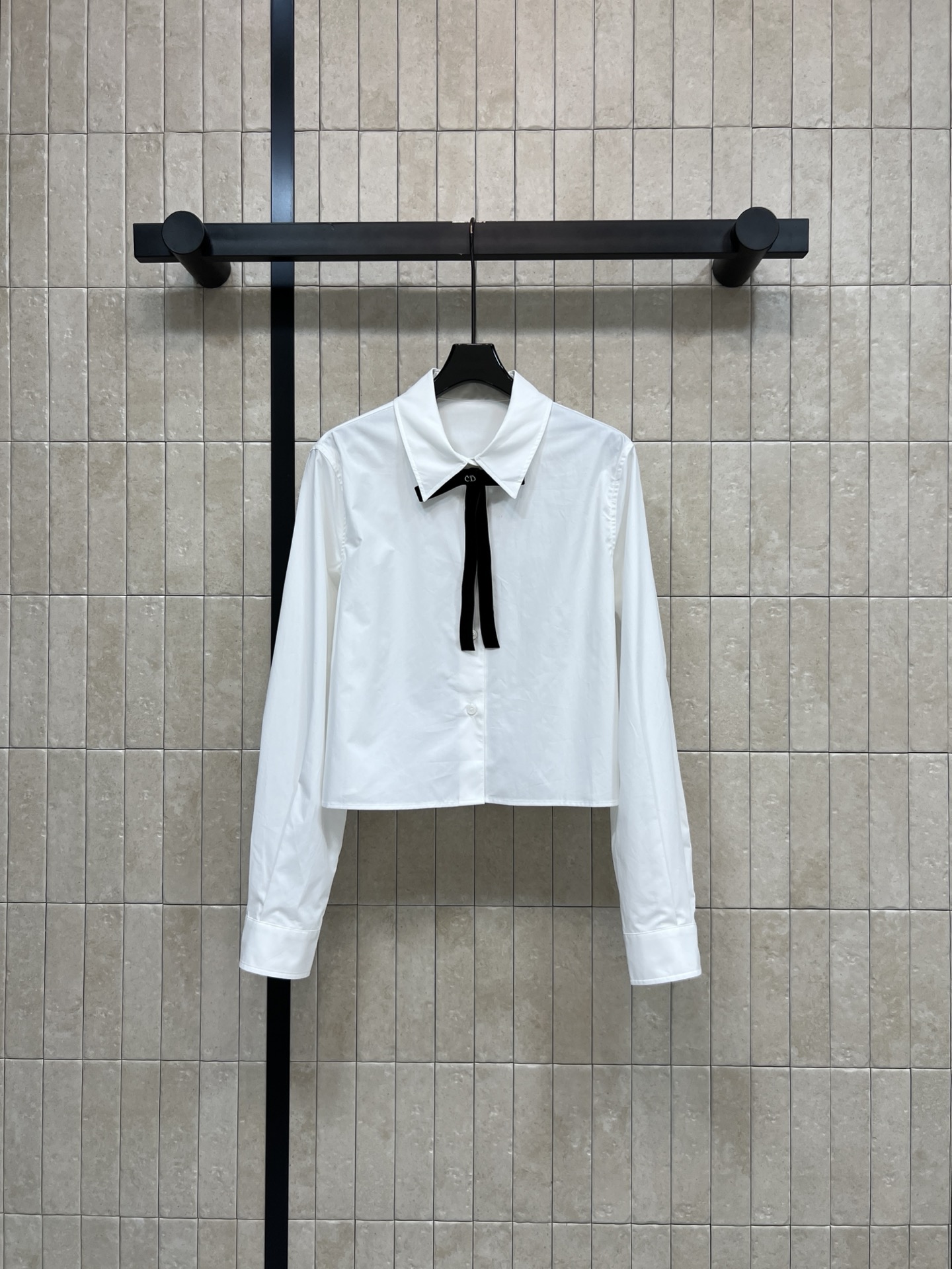 D家 26春夏新款 蝴蝶结白衬衫 经典翻领+黑色蝴蝶结 简约又减龄 短款设计超显高 纯棉面料柔软透气 袖