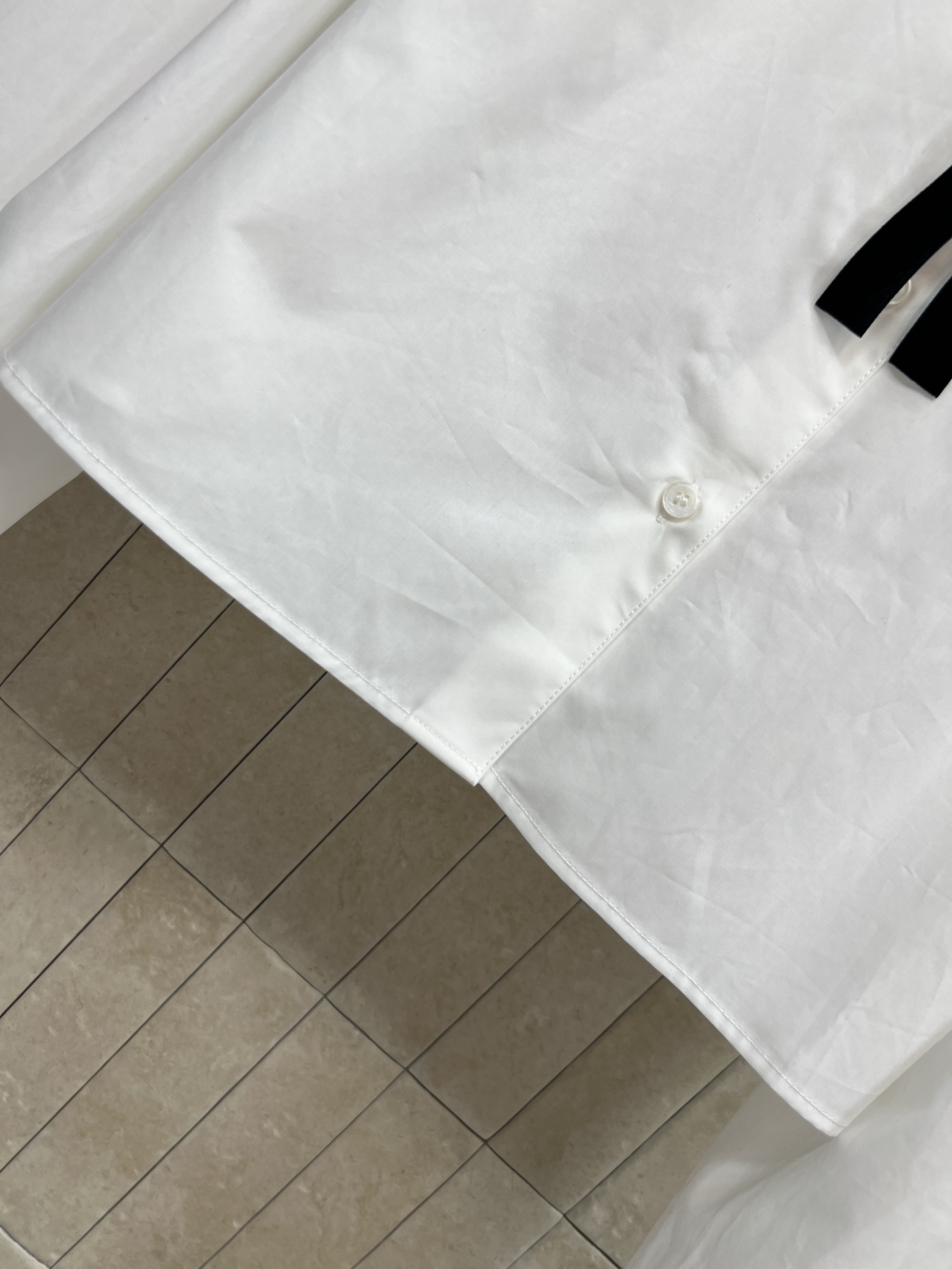 D家 26春夏新款 蝴蝶结白衬衫 经典翻领+黑色蝴蝶结 简约又减龄 短款设计超显高 纯棉面料柔软透气 袖