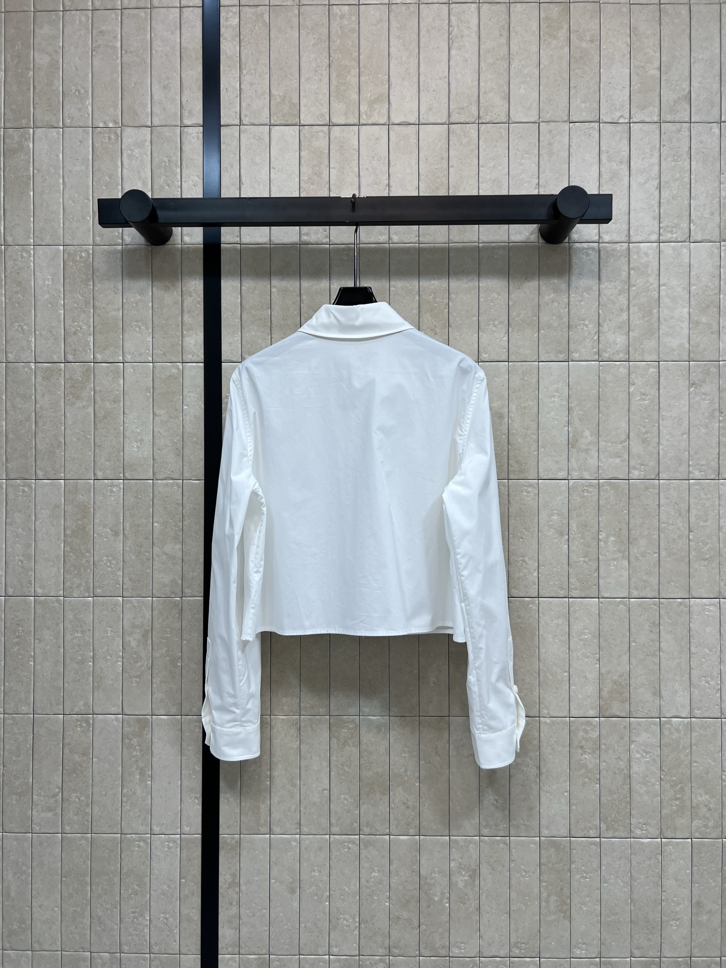 D家 26春夏新款 蝴蝶结白衬衫 经典翻领+黑色蝴蝶结 简约又减龄 短款设计超显高 纯棉面料柔软透气 袖