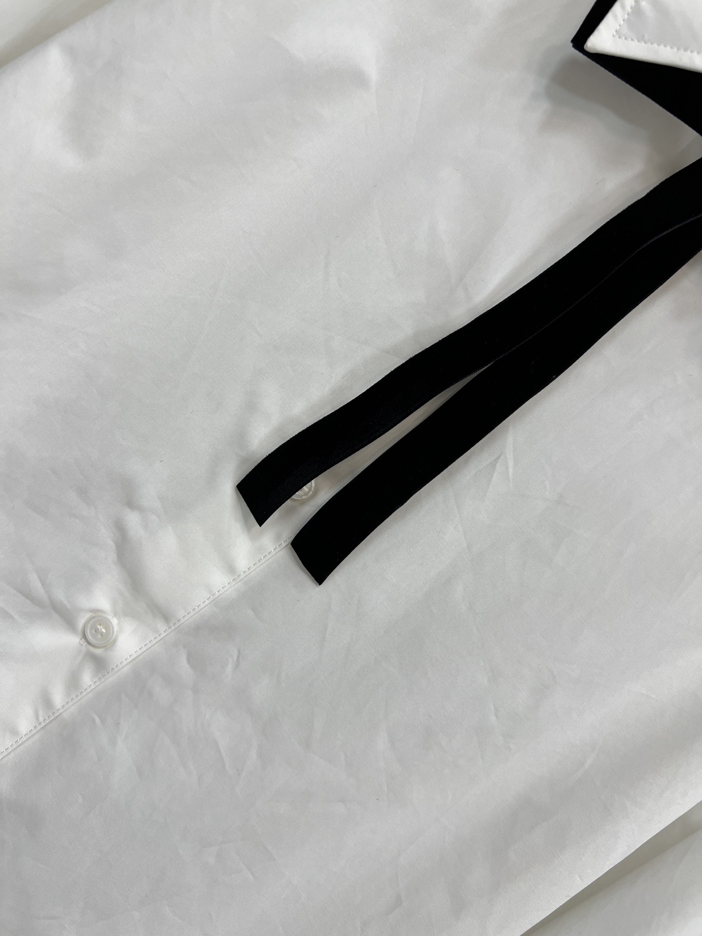 D家 26春夏新款 蝴蝶结白衬衫 经典翻领+黑色蝴蝶结 简约又减龄 短款设计超显高 纯棉面料柔软透气 袖