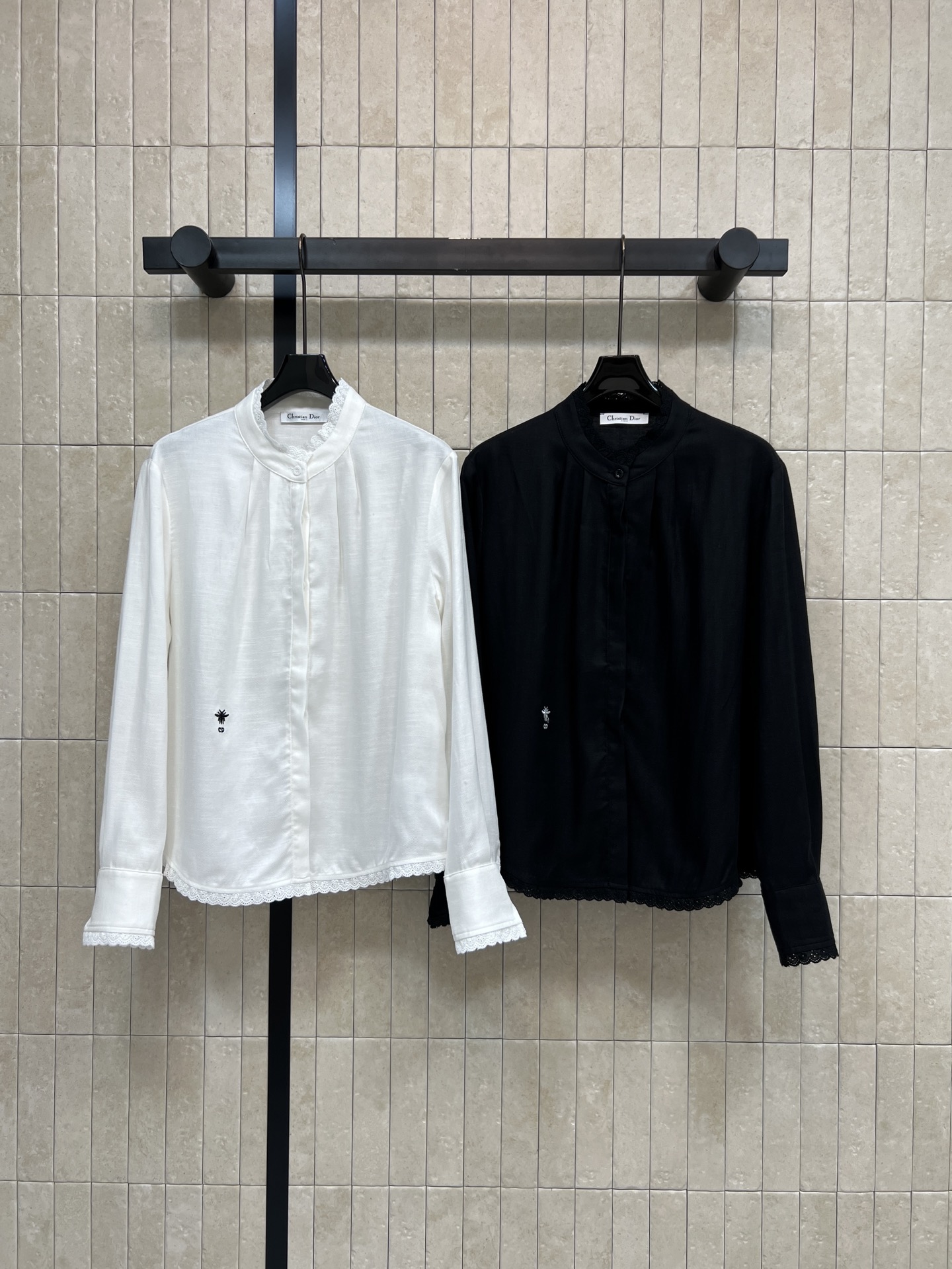 D家 26春夏新款 花边长袖衬衫 采用高品质棉质面料 立领+精致花边设计 优雅又有艺术感 侧腰刺绣 细节