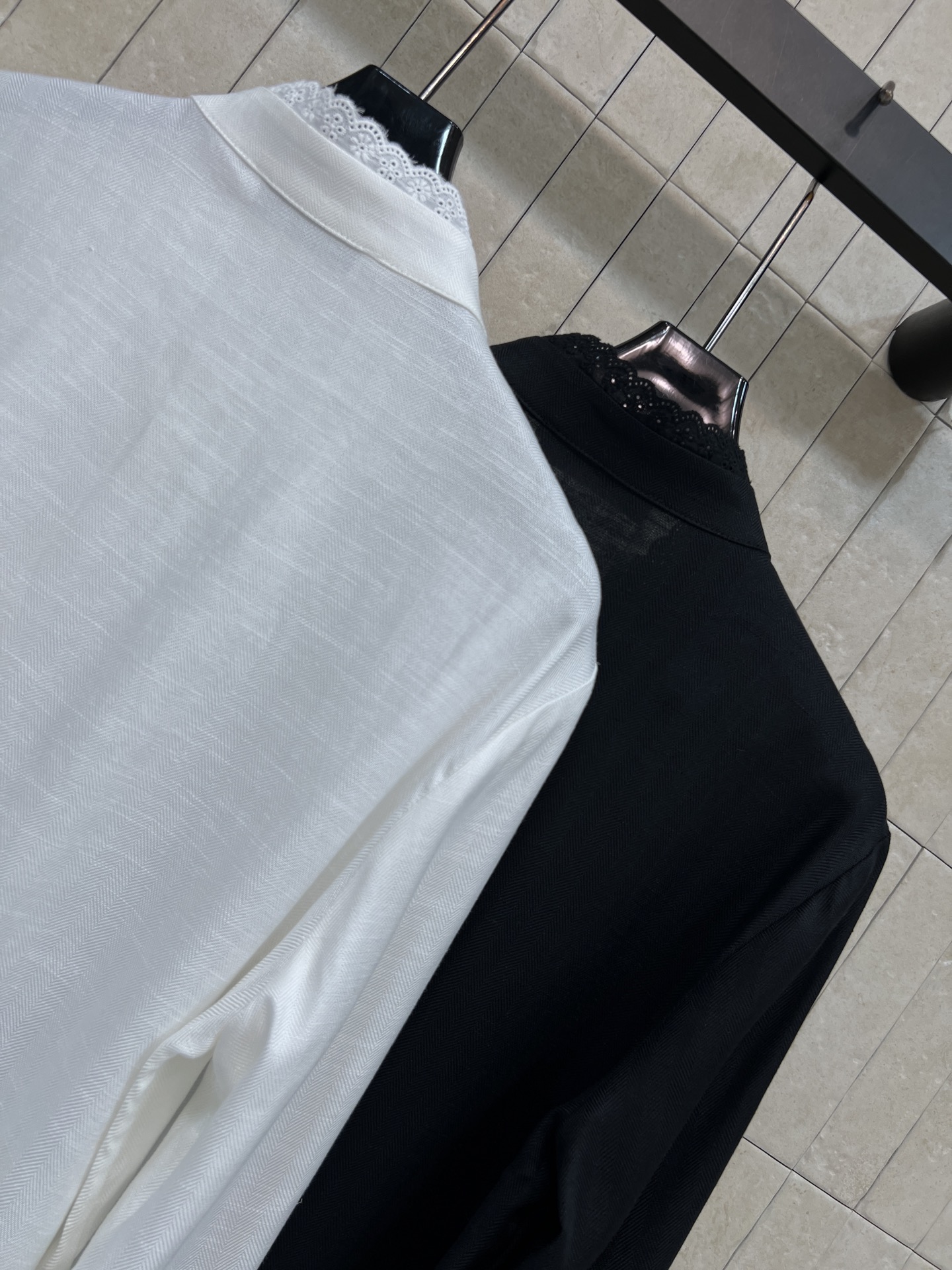 D家 26春夏新款 花边长袖衬衫 采用高品质棉质面料 立领+精致花边设计 优雅又有艺术感 侧腰刺绣 细节