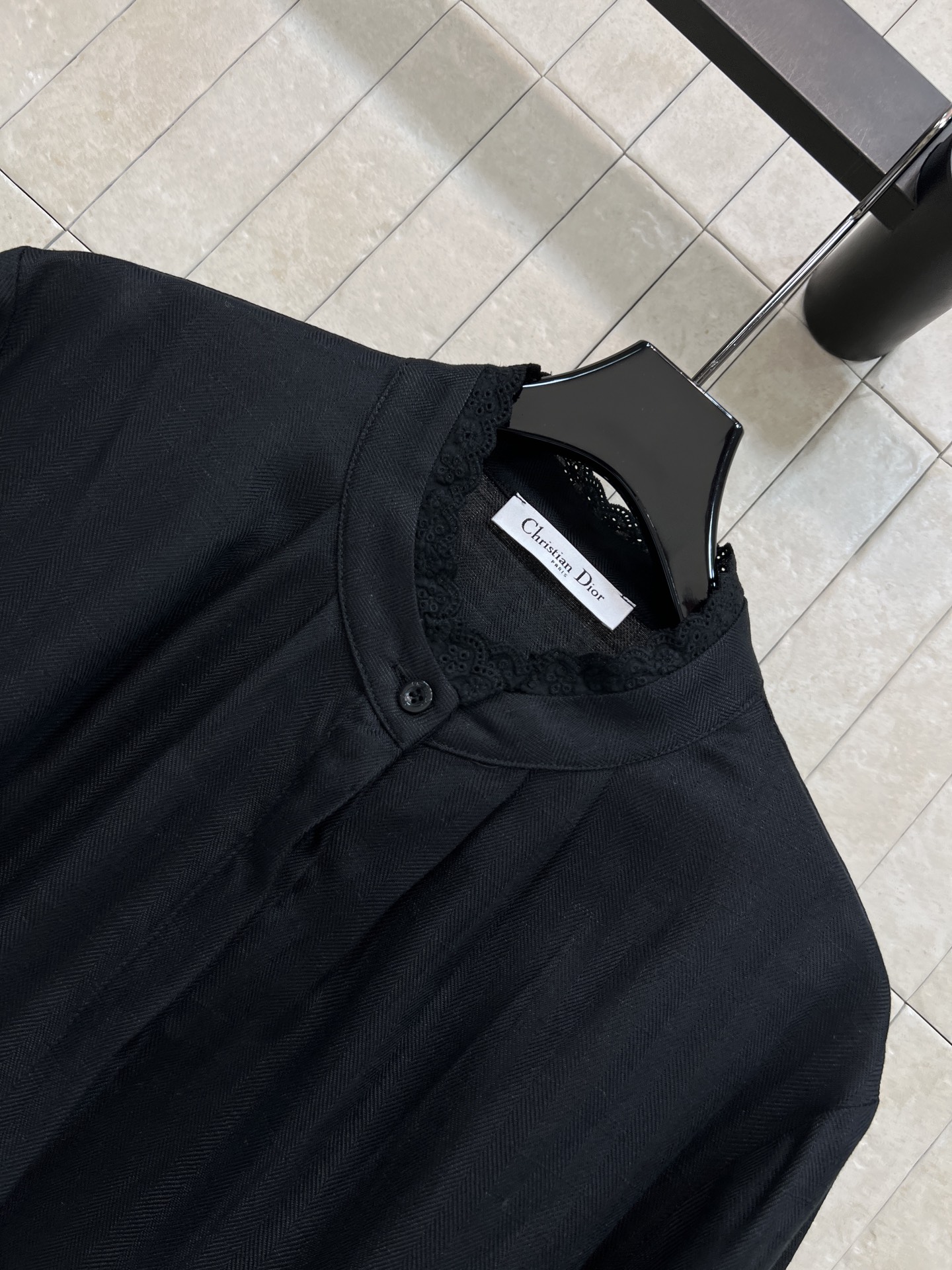 D家 26春夏新款 花边长袖衬衫 采用高品质棉质面料 立领+精致花边设计 优雅又有艺术感 侧腰刺绣 细节