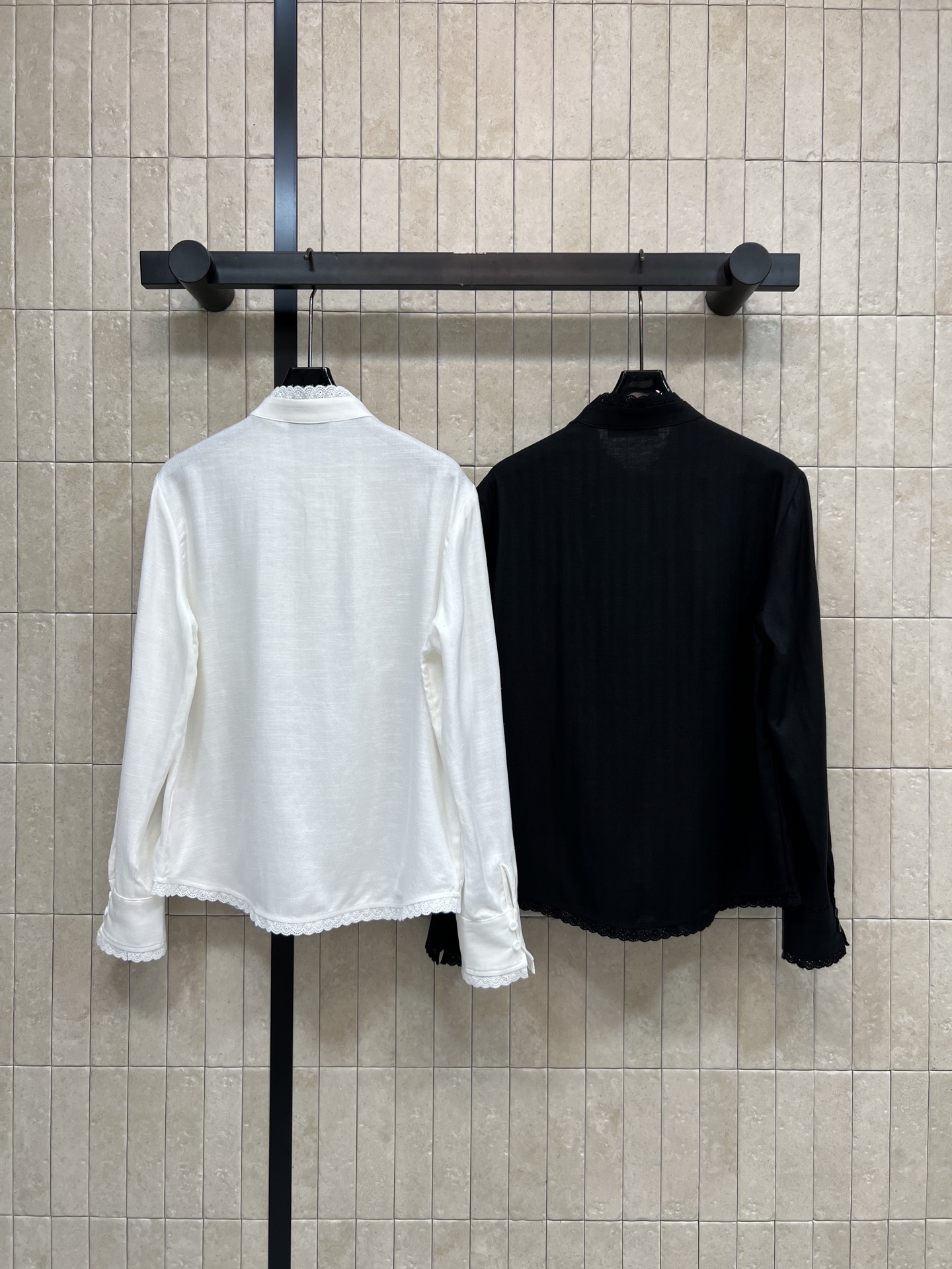 D家 26春夏新款 花边长袖衬衫 采用高品质棉质面料 立领+精致花边设计 优雅又有艺术感 侧腰刺绣 细节