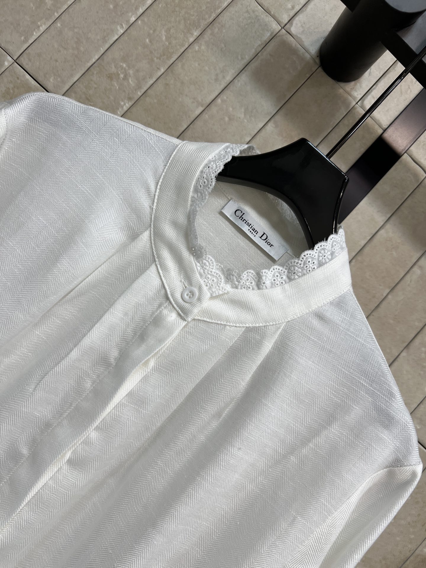 D家 26春夏新款 花边长袖衬衫 采用高品质棉质面料 立领+精致花边设计 优雅又有艺术感 侧腰刺绣 细节