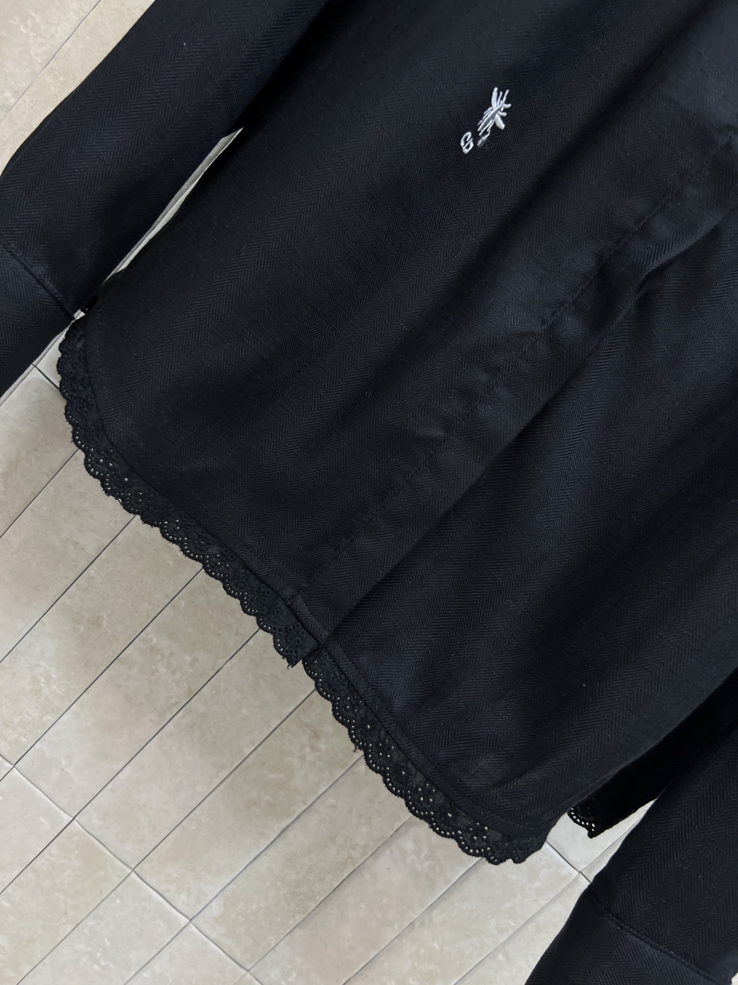 D家 26春夏新款 花边长袖衬衫 采用高品质棉质面料 立领+精致花边设计 优雅又有艺术感 侧腰刺绣 细节