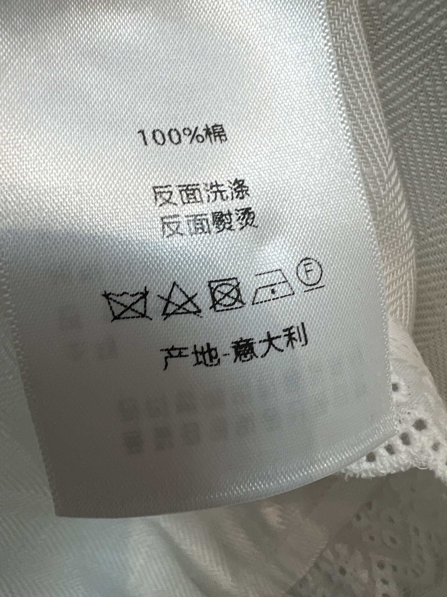 D家 26春夏新款 花边长袖衬衫 采用高品质棉质面料 立领+精致花边设计 优雅又有艺术感 侧腰刺绣 细节