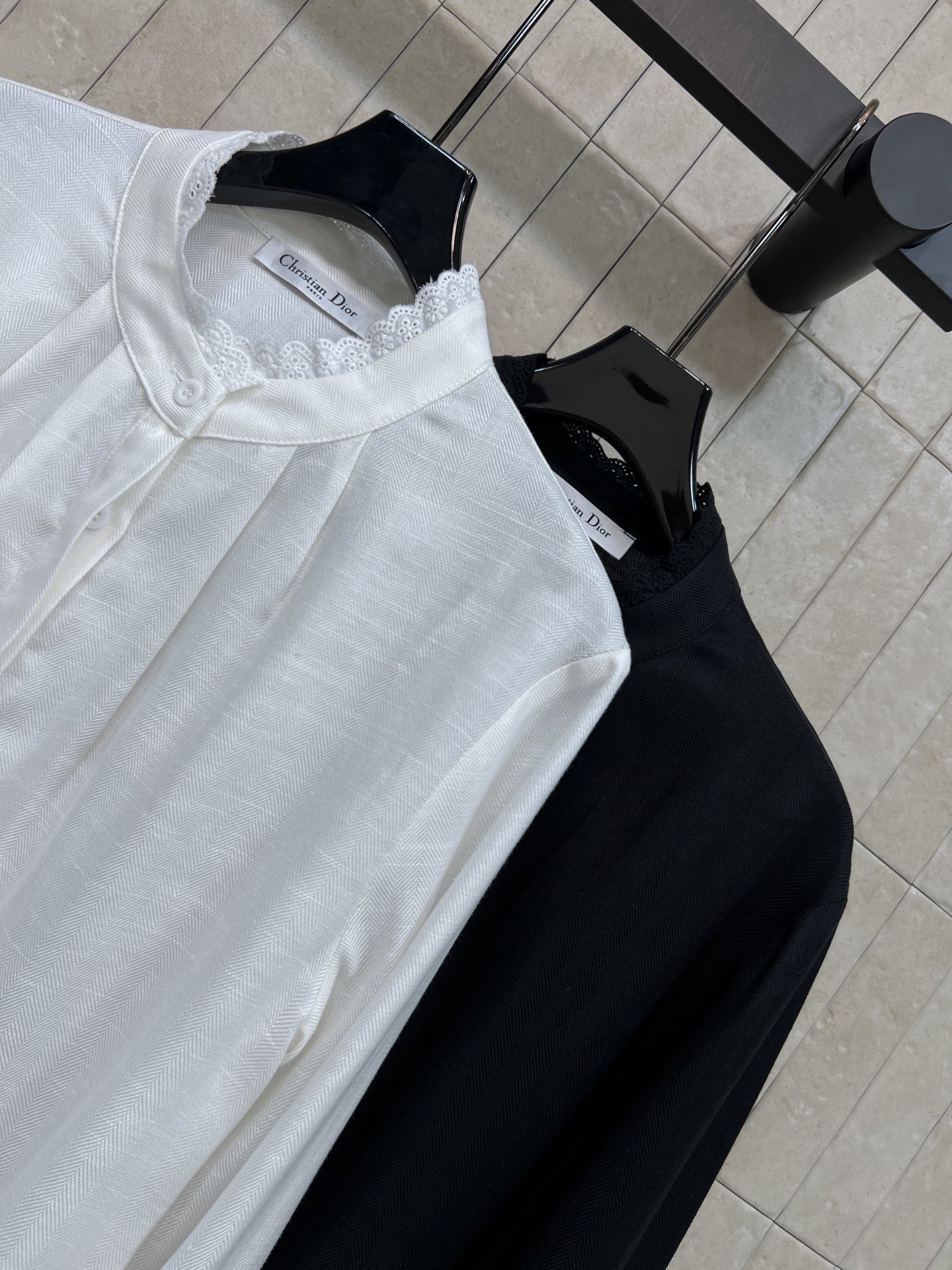 D家 26春夏新款 花边长袖衬衫 采用高品质棉质面料 立领+精致花边设计 优雅又有艺术感 侧腰刺绣 细节