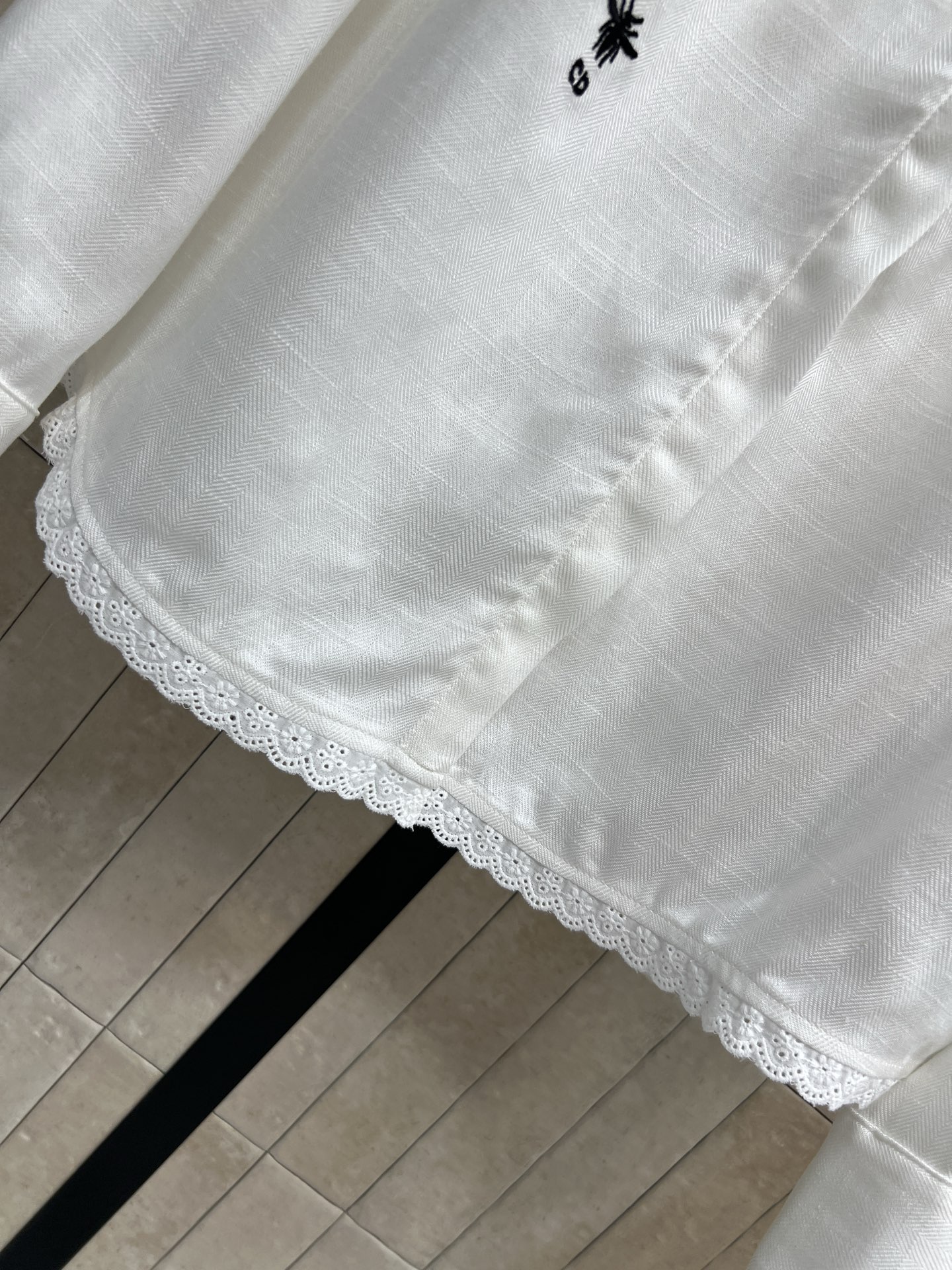 D家 26春夏新款 花边长袖衬衫 采用高品质棉质面料 立领+精致花边设计 优雅又有艺术感 侧腰刺绣 细节
